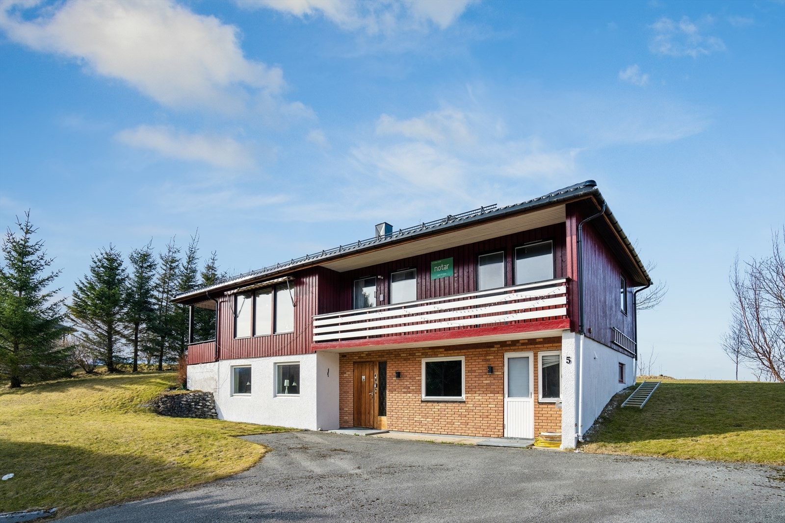 Fasade med inngangspartiet Galleribilde
