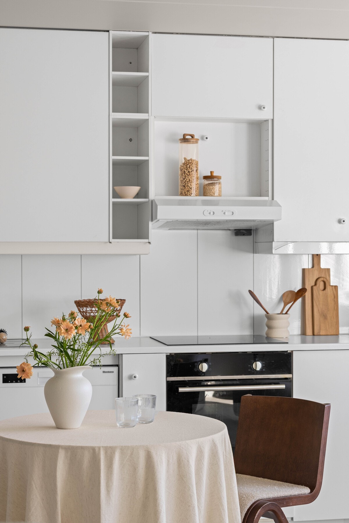 Kjøkken med spiseplass, overskap og benkeplate. Det er synlig ventilator over kokeplass. Galleribilde