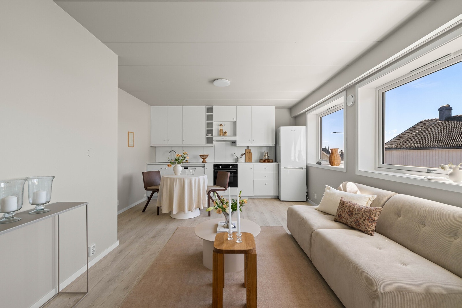 Åpen kjøkkenløsning skaper en sosial planløsning. Galleribilde
