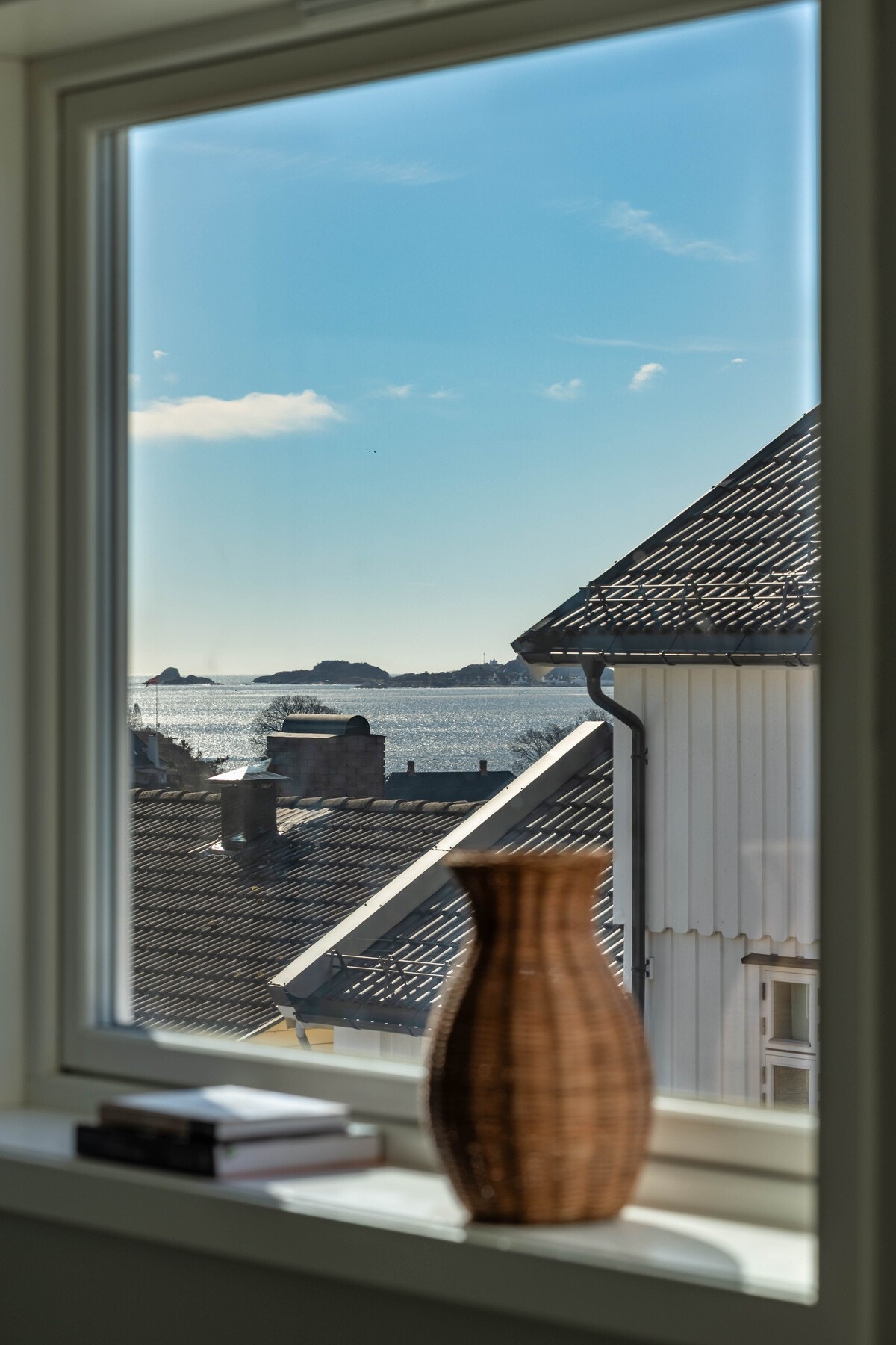 Utsyn fra vindu mot sjøen. Galleribilde