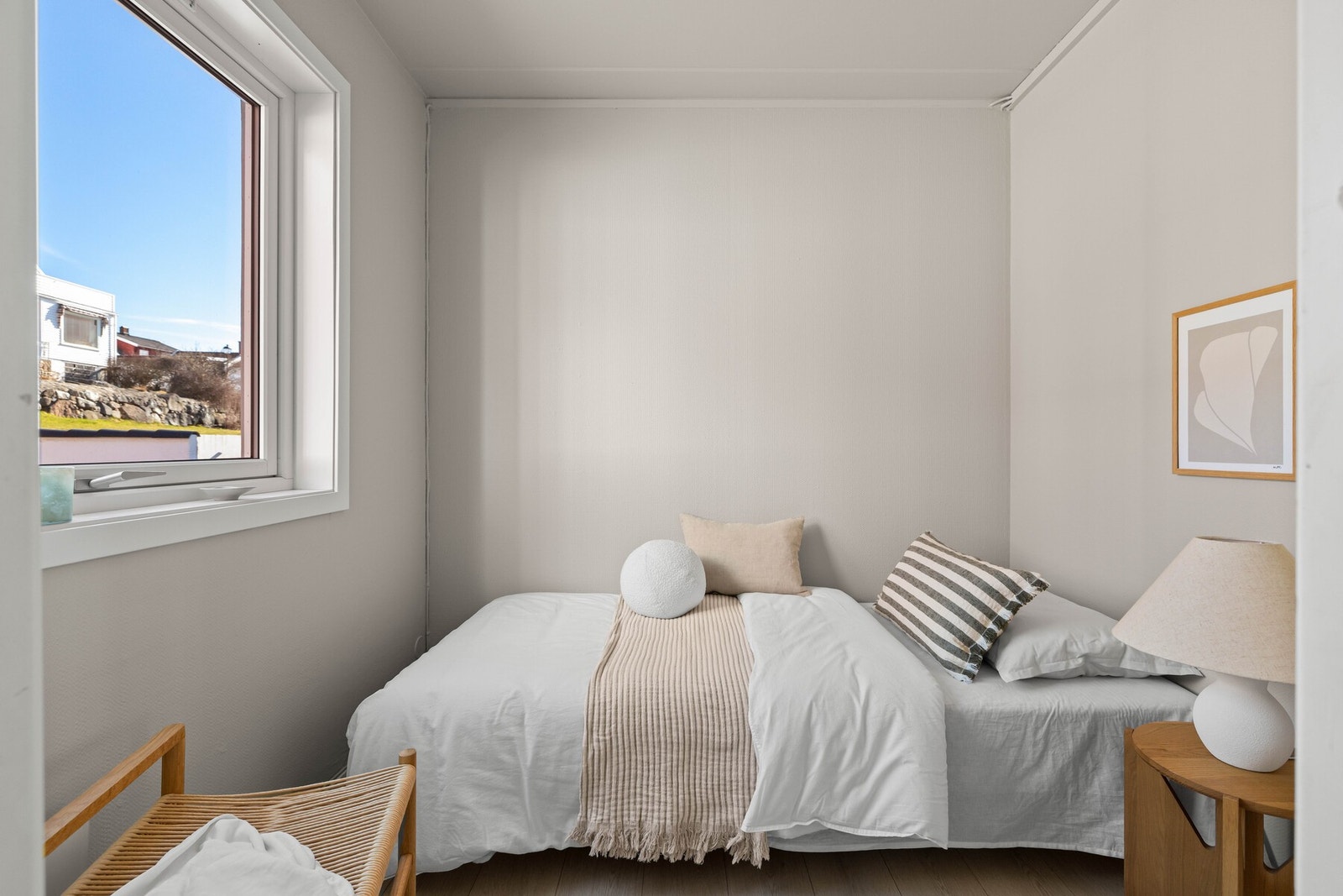 Soverom med plass til enkeltseng og nattbord. Vindu mot fellesområde. Galleribilde
