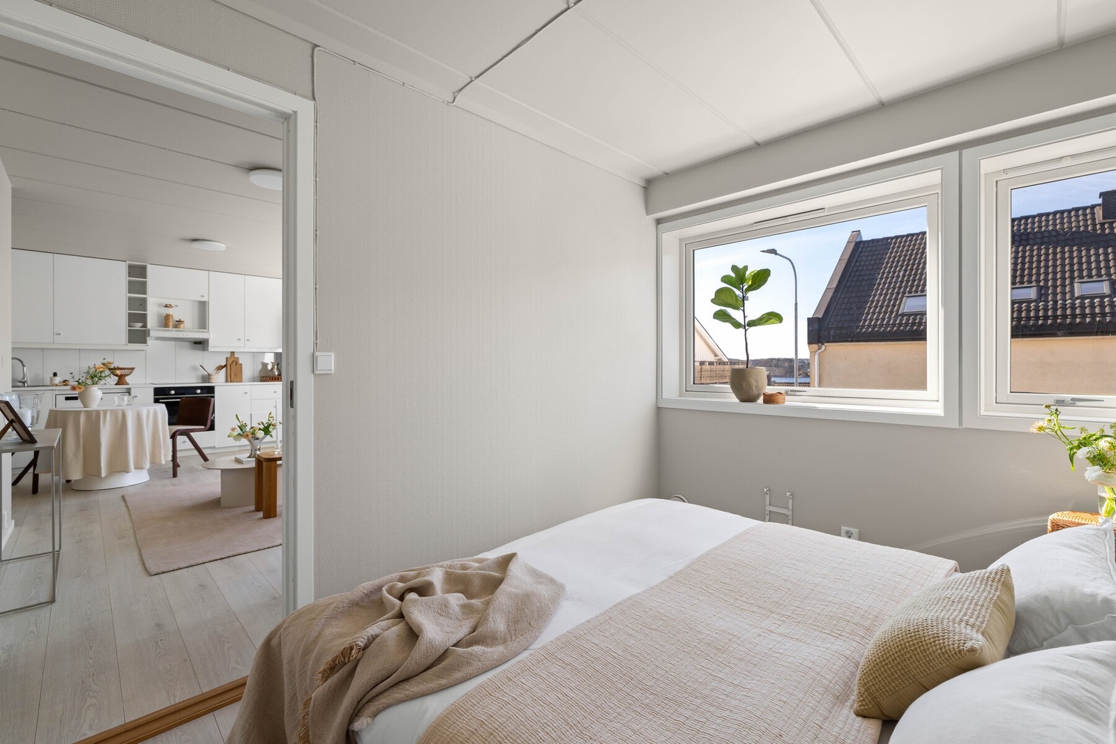 Soverom med vinduer og adkomst til kjøkken og oppholdsrom. Galleribilde