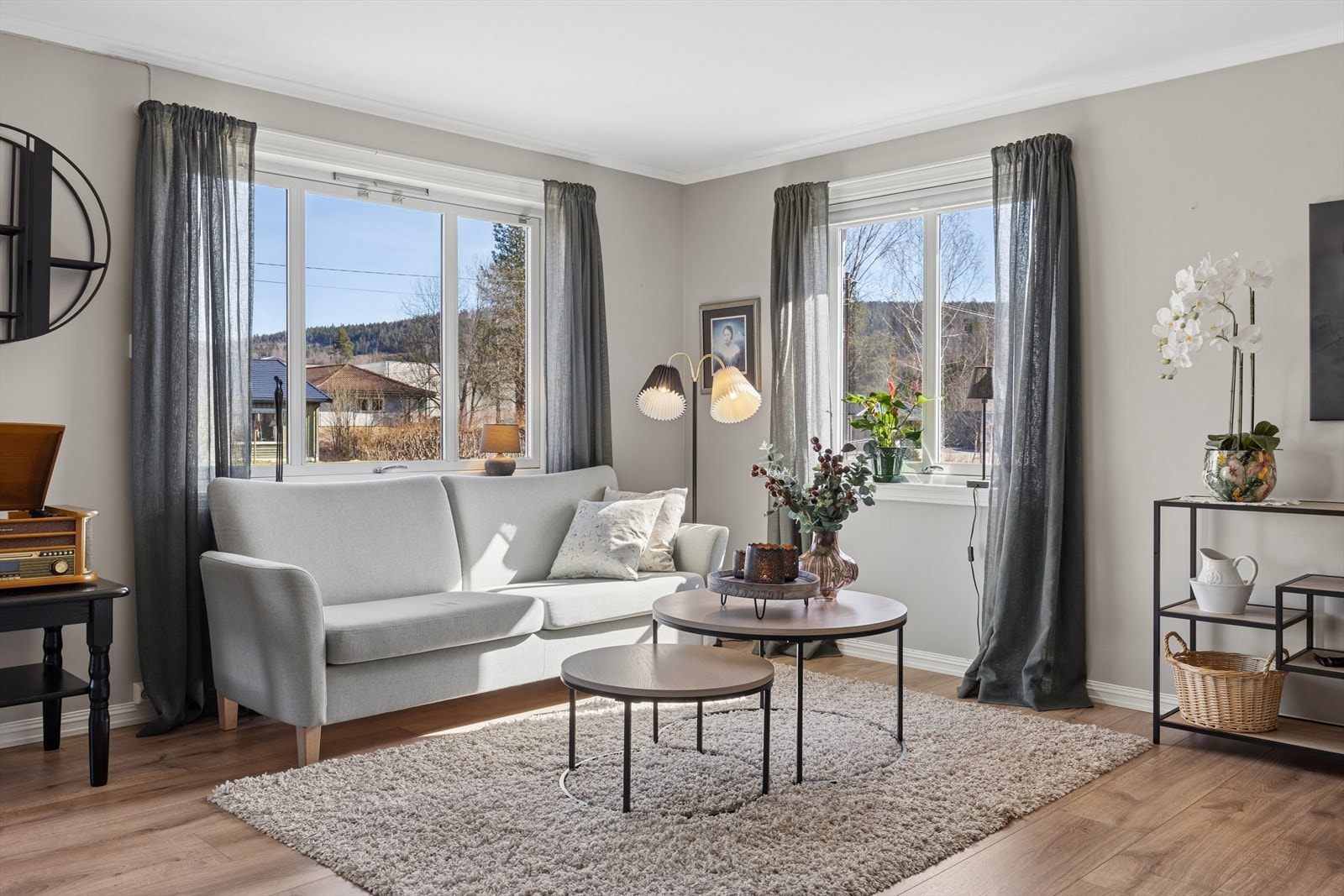 Stuen er et sted du vil trives, med god plass, naturlig lys og en behagelig stemning. Galleribilde