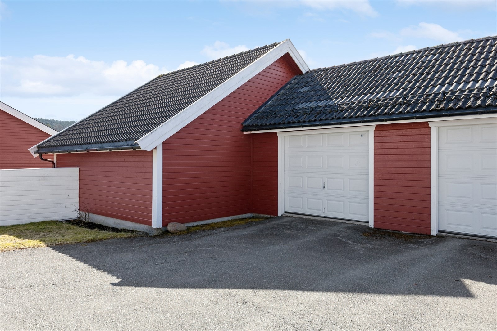Garasjeplass som tilhører leiligheten. Galleribilde