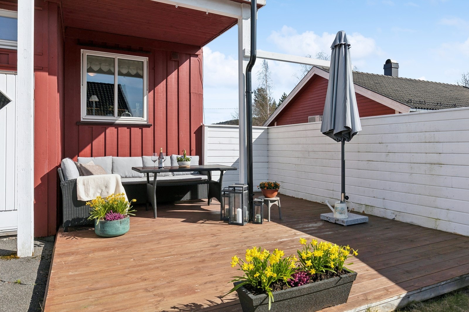 Skjermet platting med plass til avslapning og samvær. Galleribilde