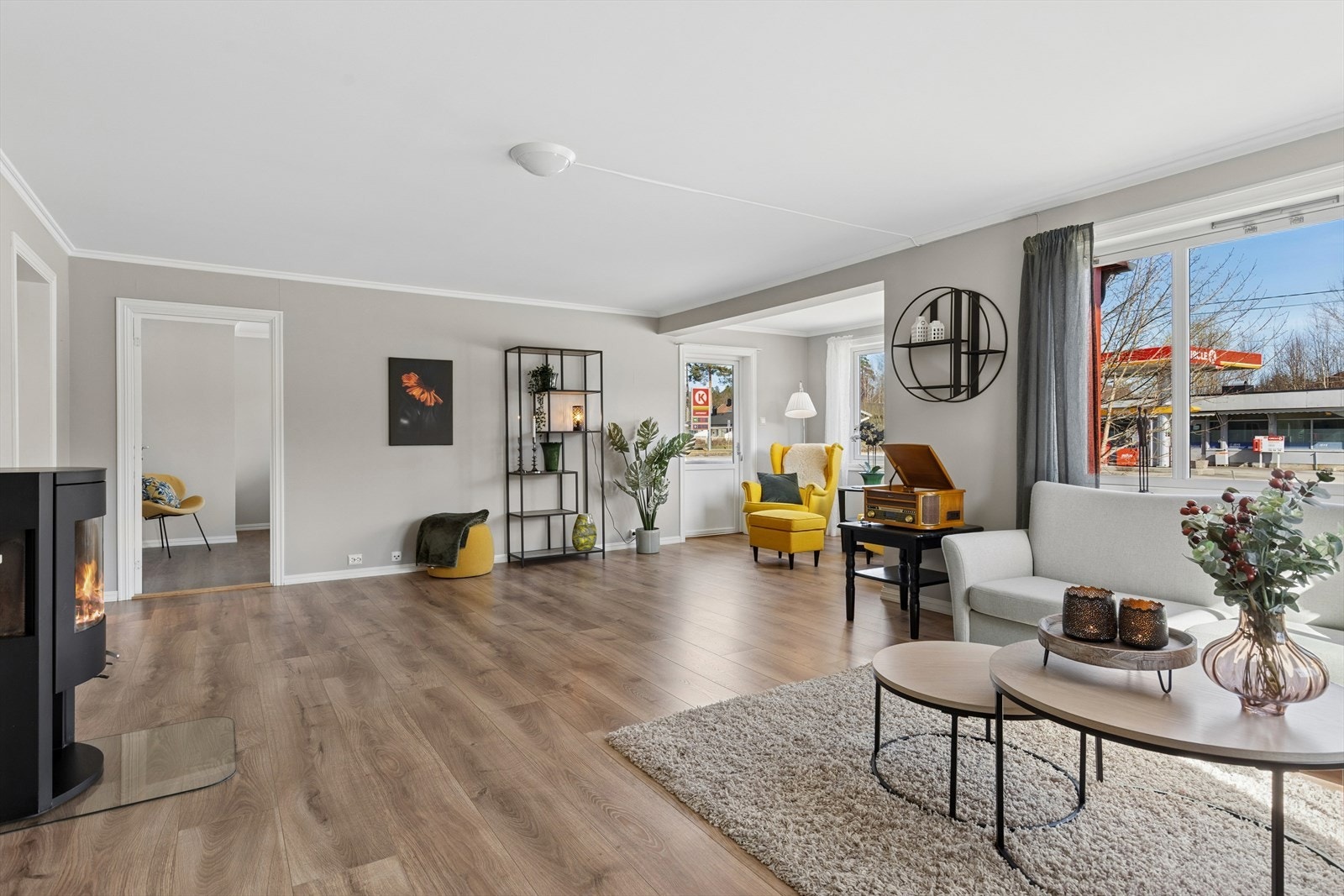 Stuen har en gjennomført stil med moderne innredning og god plass til hele familien. Galleribilde