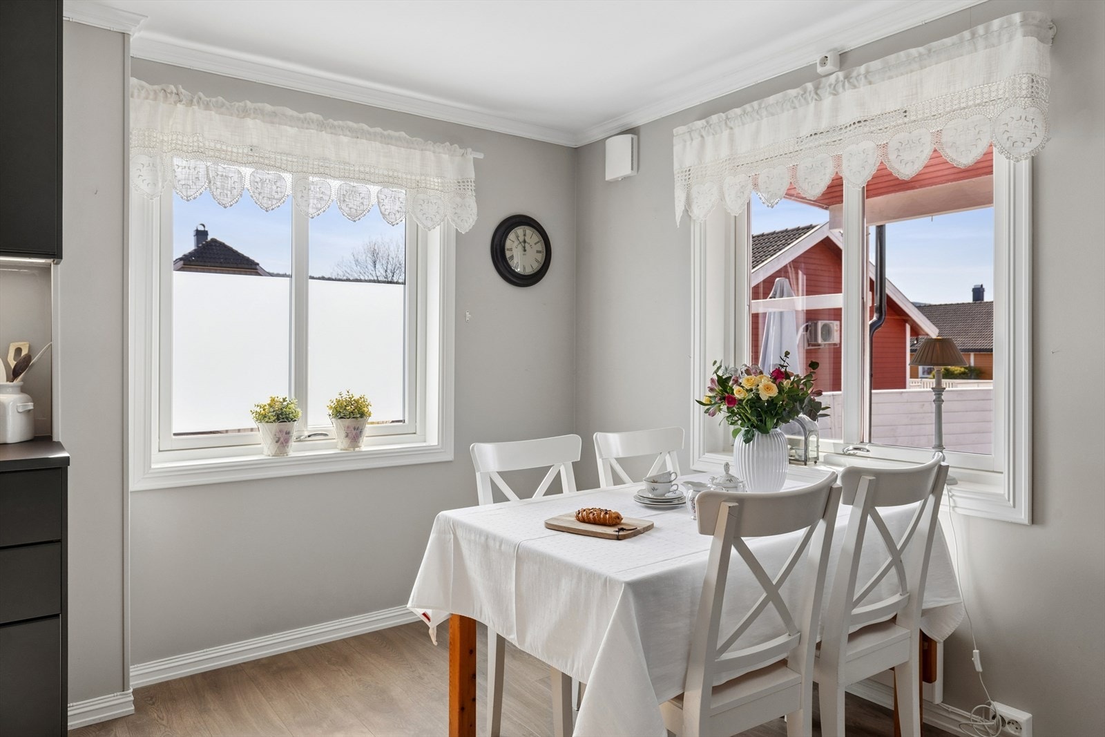 Plass til frokostbord og morgenkaffe. Galleribilde