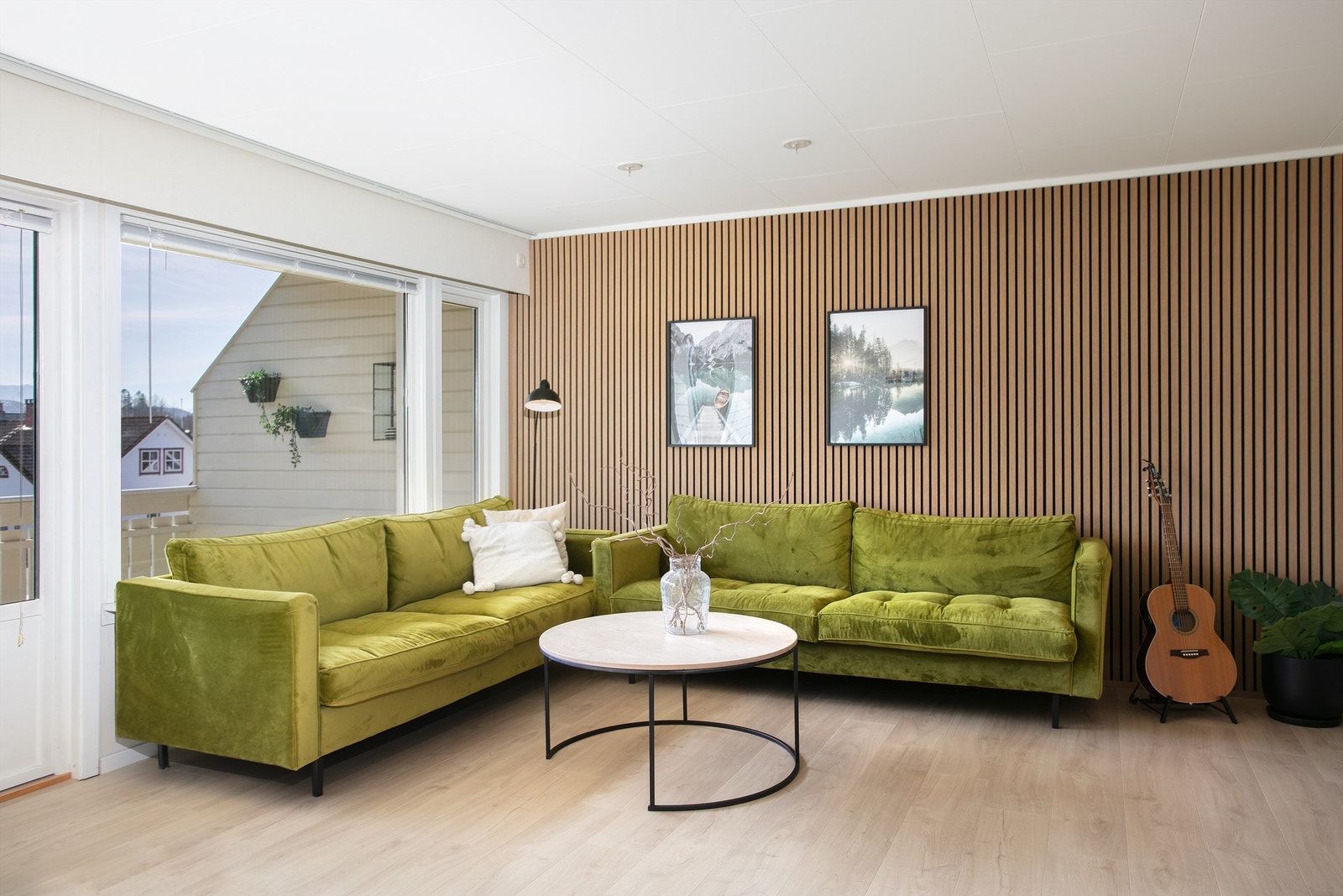 Stuen har god plass til en romslig sofagruppe. Galleribilde