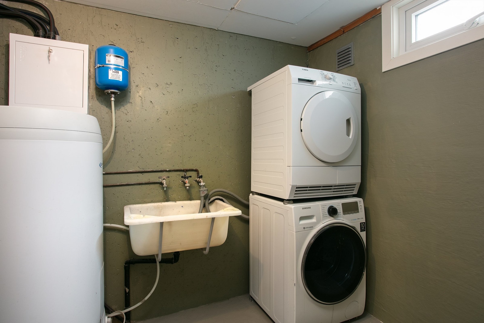 Separat vaskerom med opplegg for vaskemaskin og tørketrommel. Galleribilde
