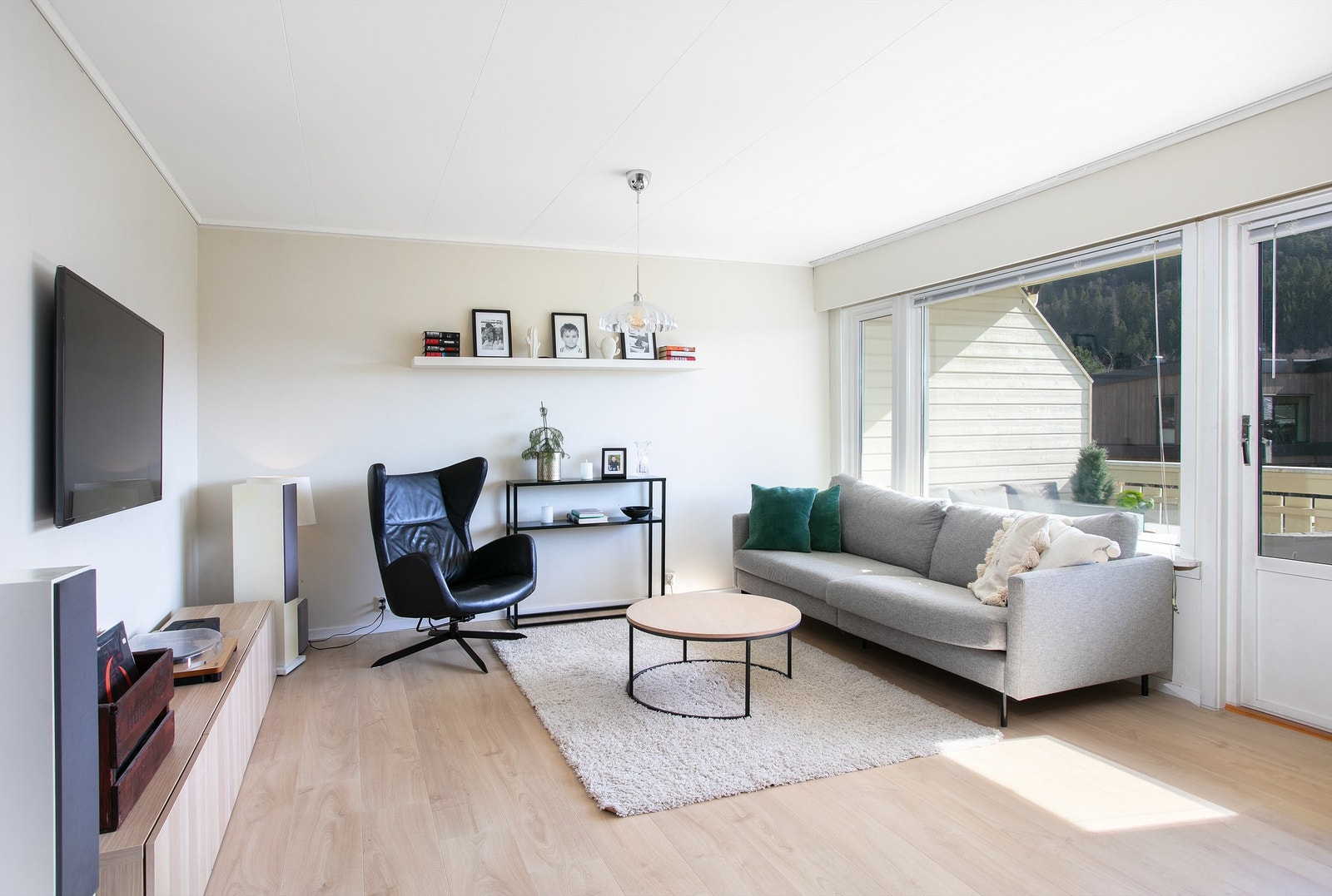 Stuen har store vindusflater og direkte utgang til en romslig, overbygget balkong. Galleribilde
