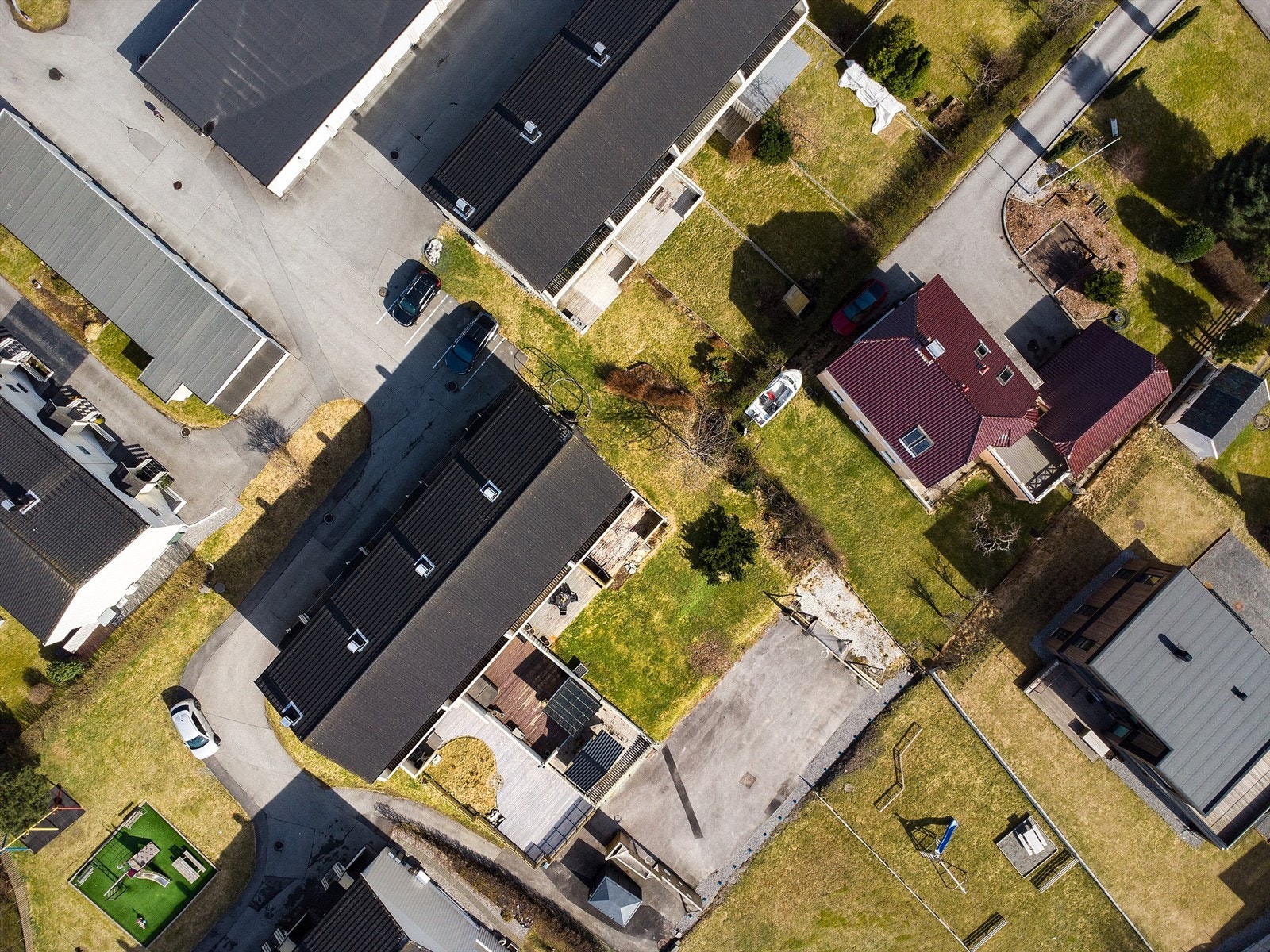 Oversikt over borettslaget og de grønne, luftige fellesarealene sett fra fugleperspektiv Galleribilde