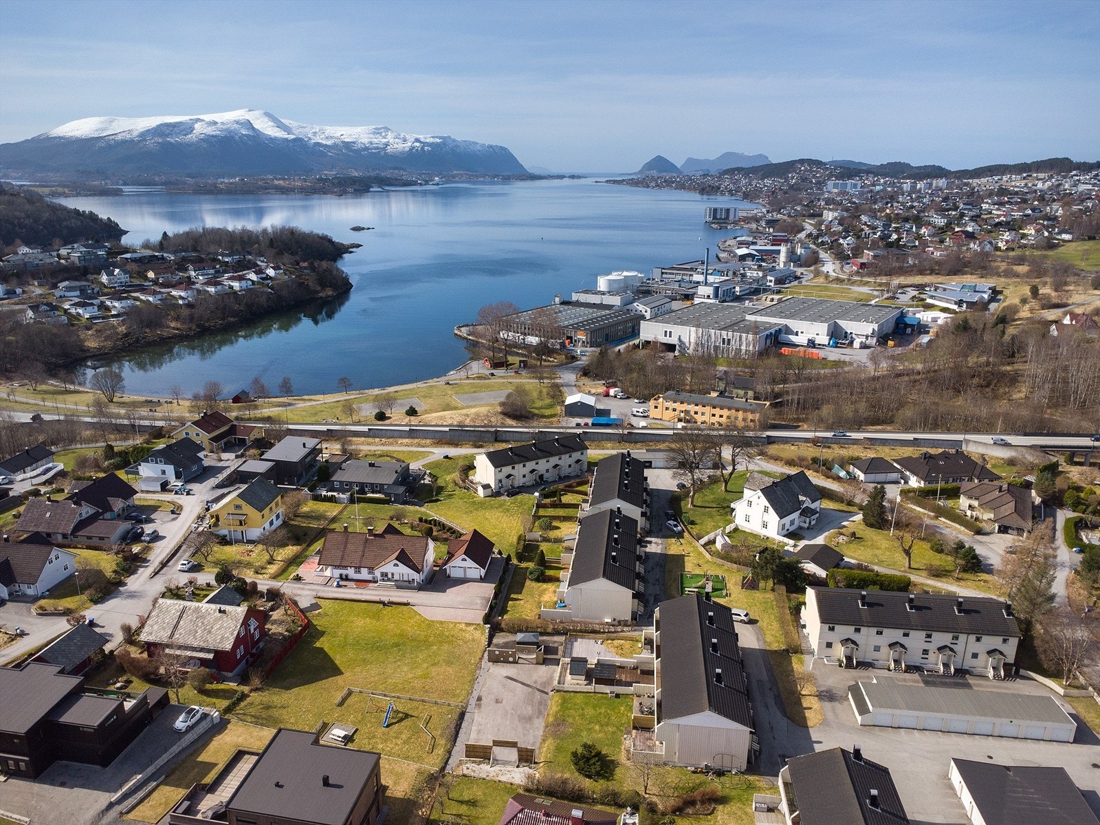Både barne-, ungdoms- og videregående skoler ligger i gangavstand fra eiendommen. Galleribilde