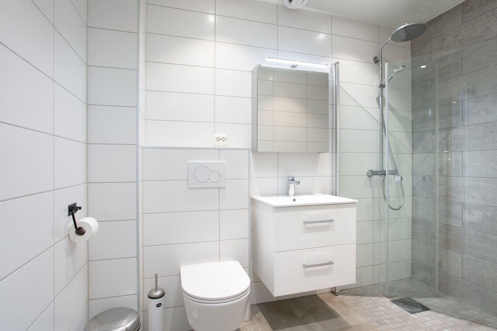 Badet i første etasje fra 2019 og oppusset av fagfolk. Rommet har flislagte overflater og varmekabler i gulvet. Galleribilde