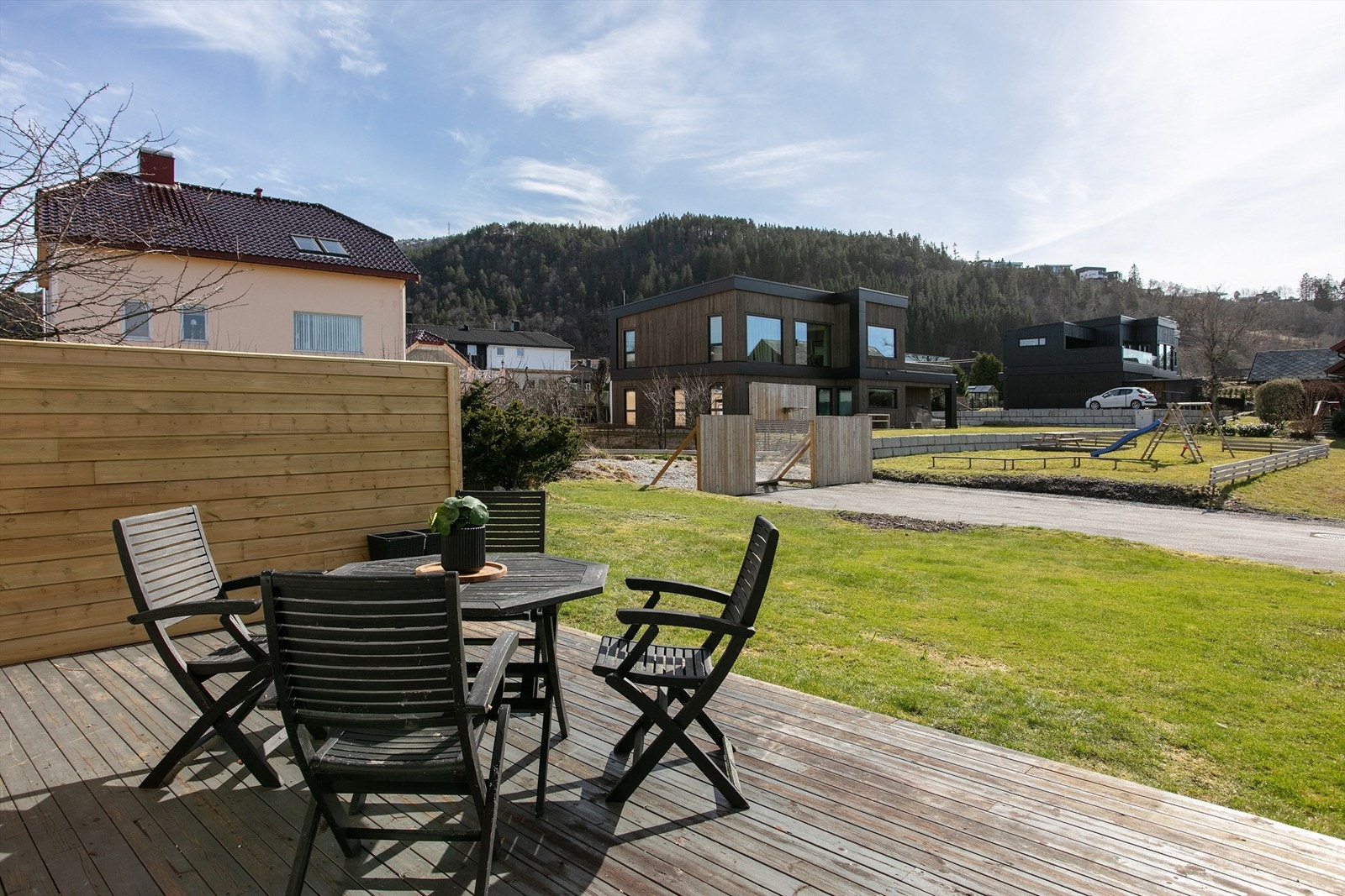 Den sørvestvendte uteplassen er et fint sted for lek og rekreasjon. Galleribilde