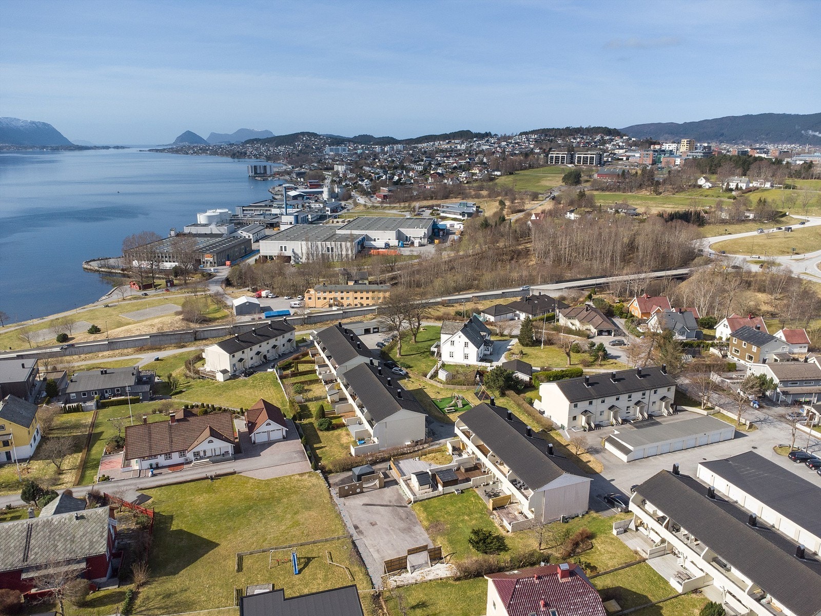 Nærhet til sjøen og flotte tur- og rekreasjonsområder ved Lillevannet og Vasstranda. Galleribilde