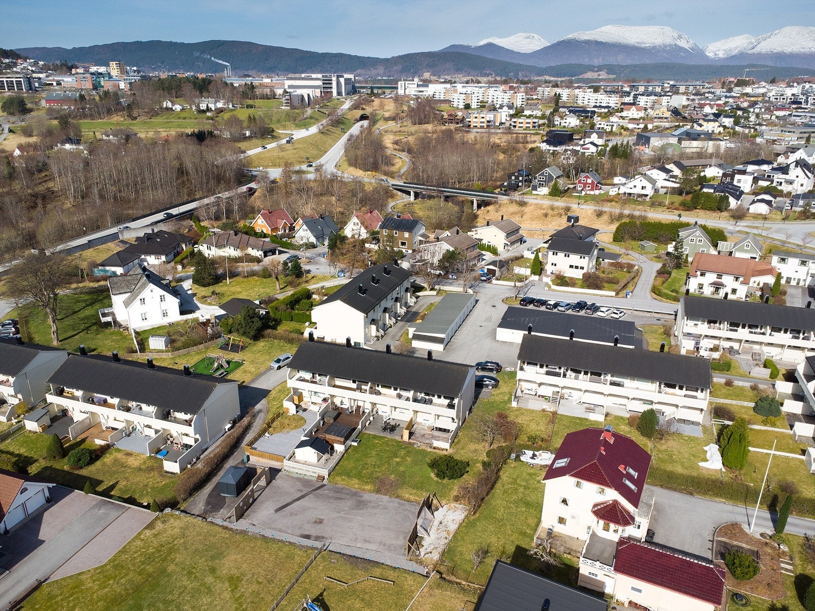 Eiendommen ligger sentralt i et populært og familievennlig boligområde i Spjelkavika. Galleribilde