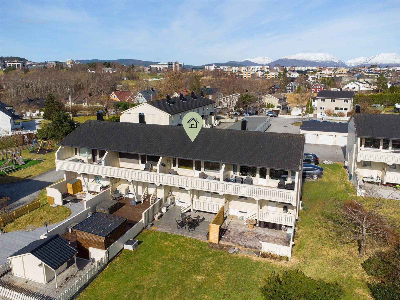 Dronebilde over eiendommen og nærområdet. Galleribilde