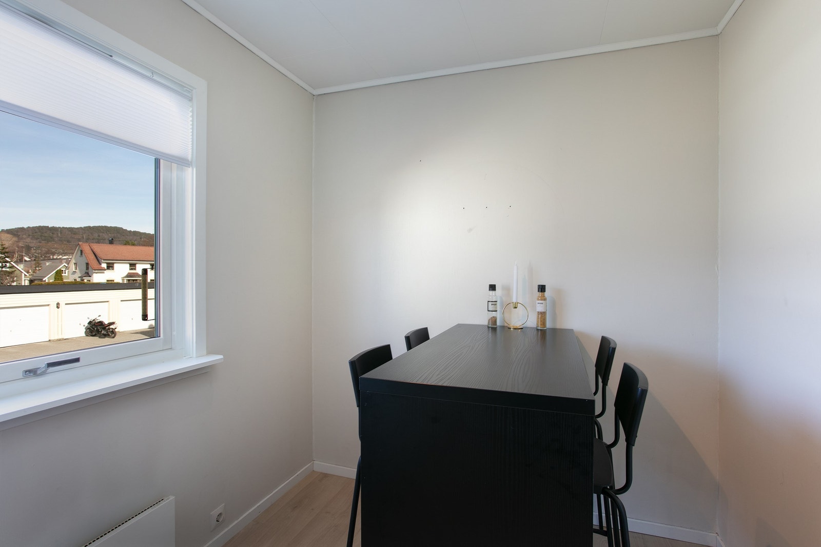 Den separate spiseplassen gir rom for et større spisebord. Galleribilde