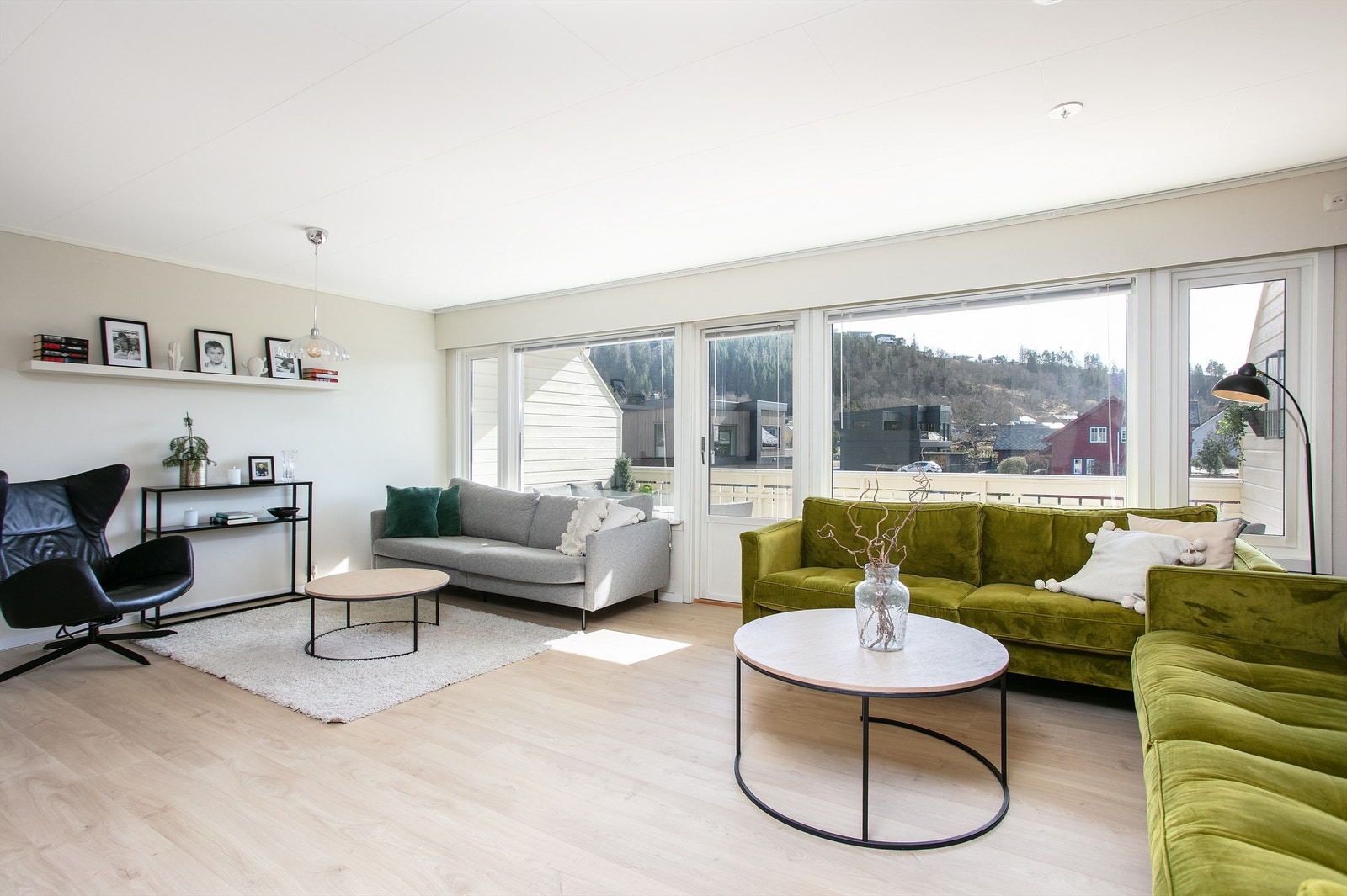 Stuen er lett å møblere med plass til flere soner. Galleribilde