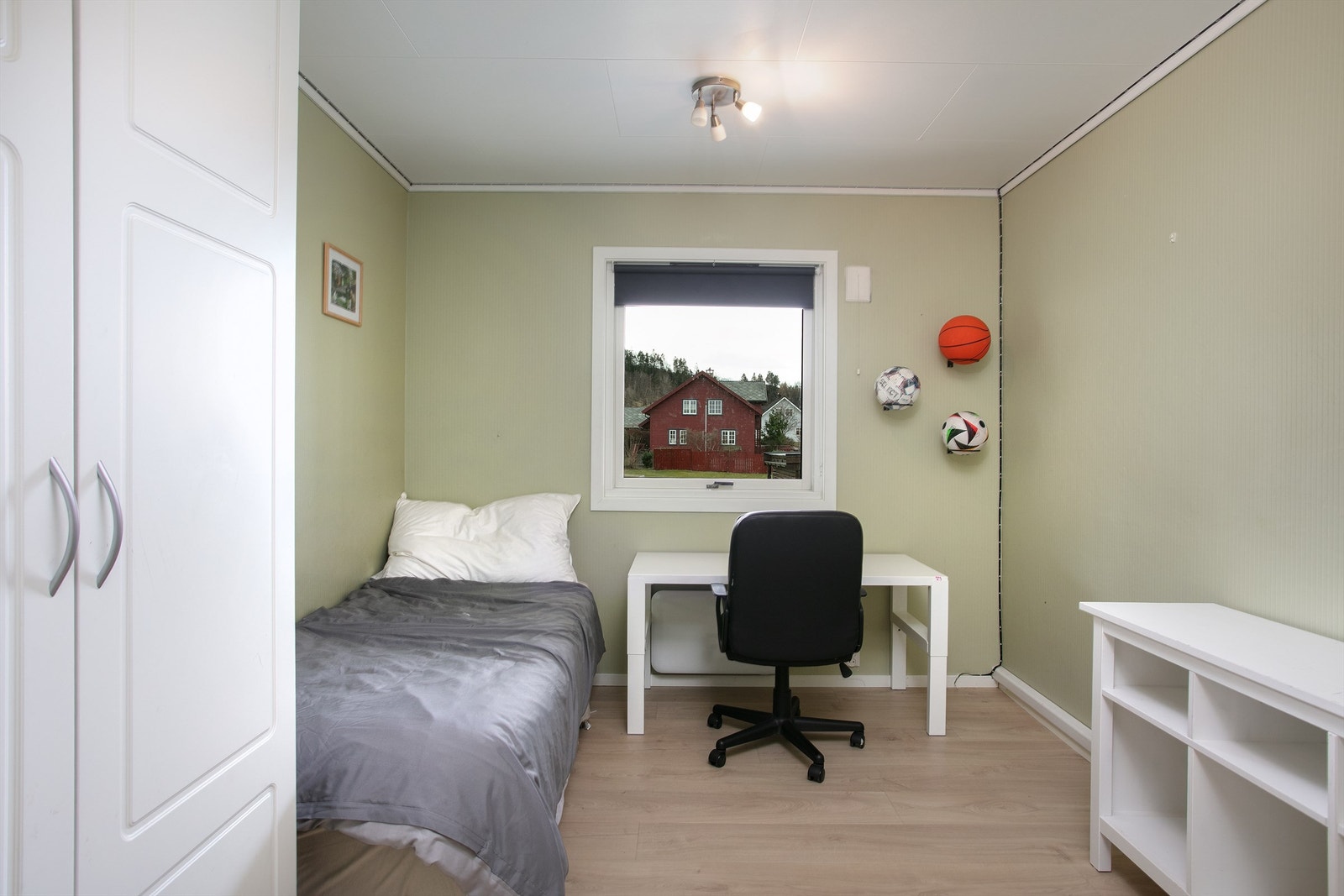 Soverom nr. 2 med plass til seng, skrivepult og oppbevaring. Galleribilde