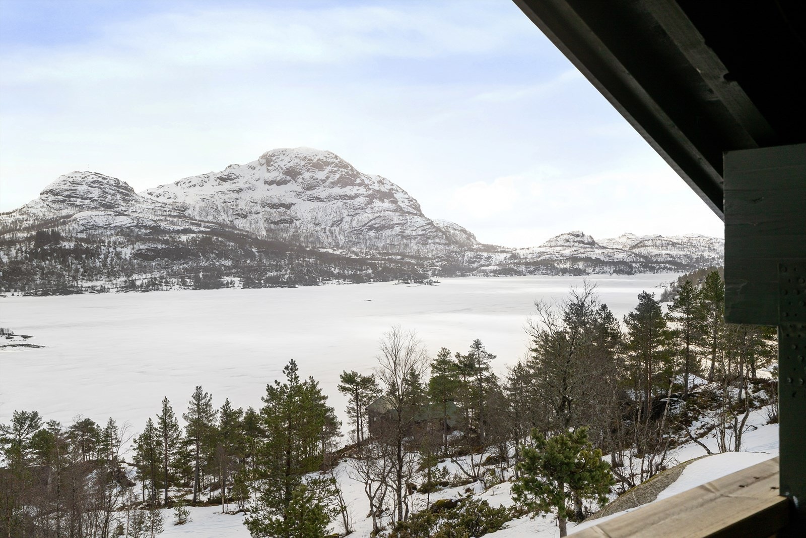Hytten ligger avskjermet og idyllisk til med nydelig natur like utenfor Galleribilde
