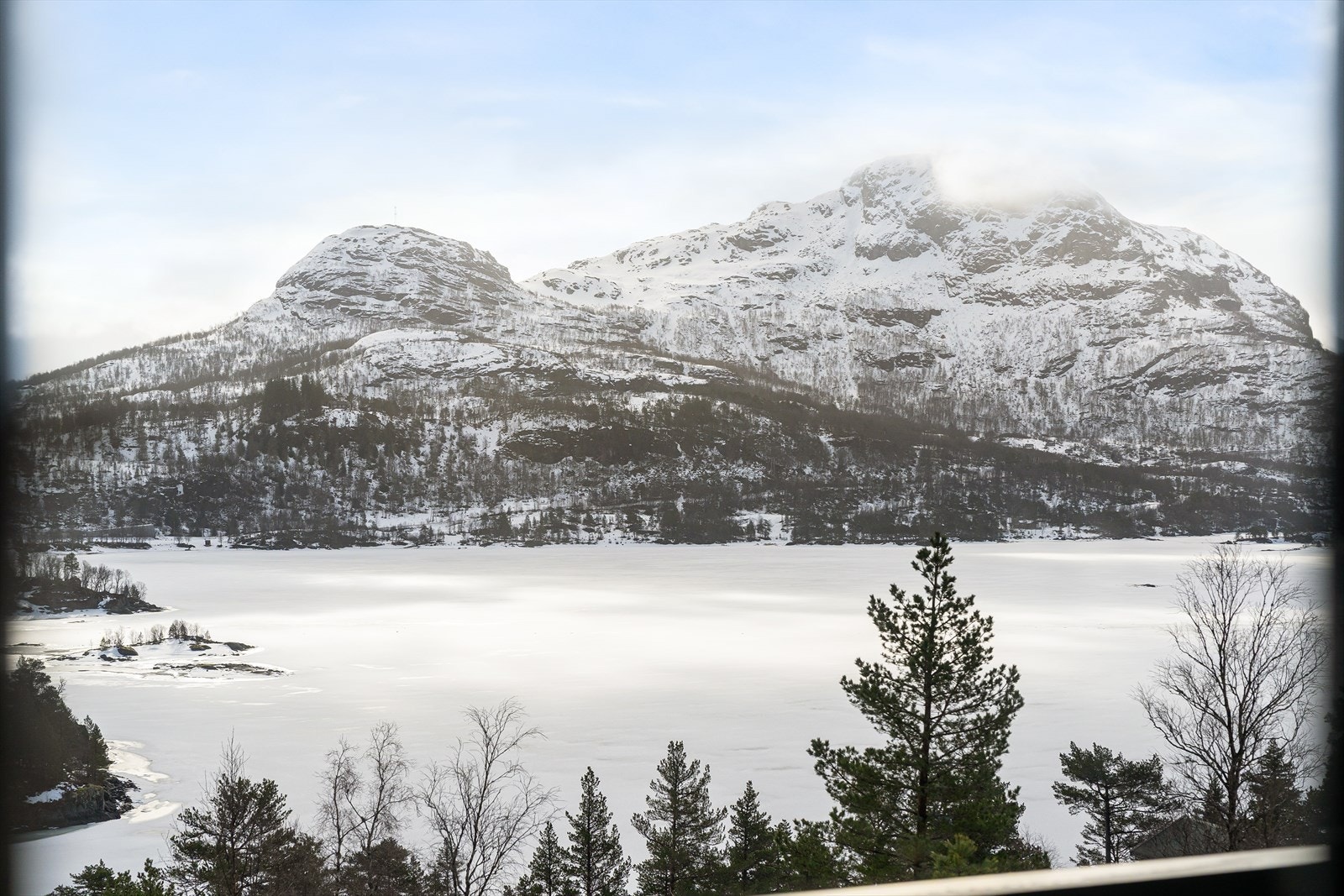 Utsikten fra hytten er upåklagelig. Her ser man mot Mosvatnet og Gullingtoppen Galleribilde