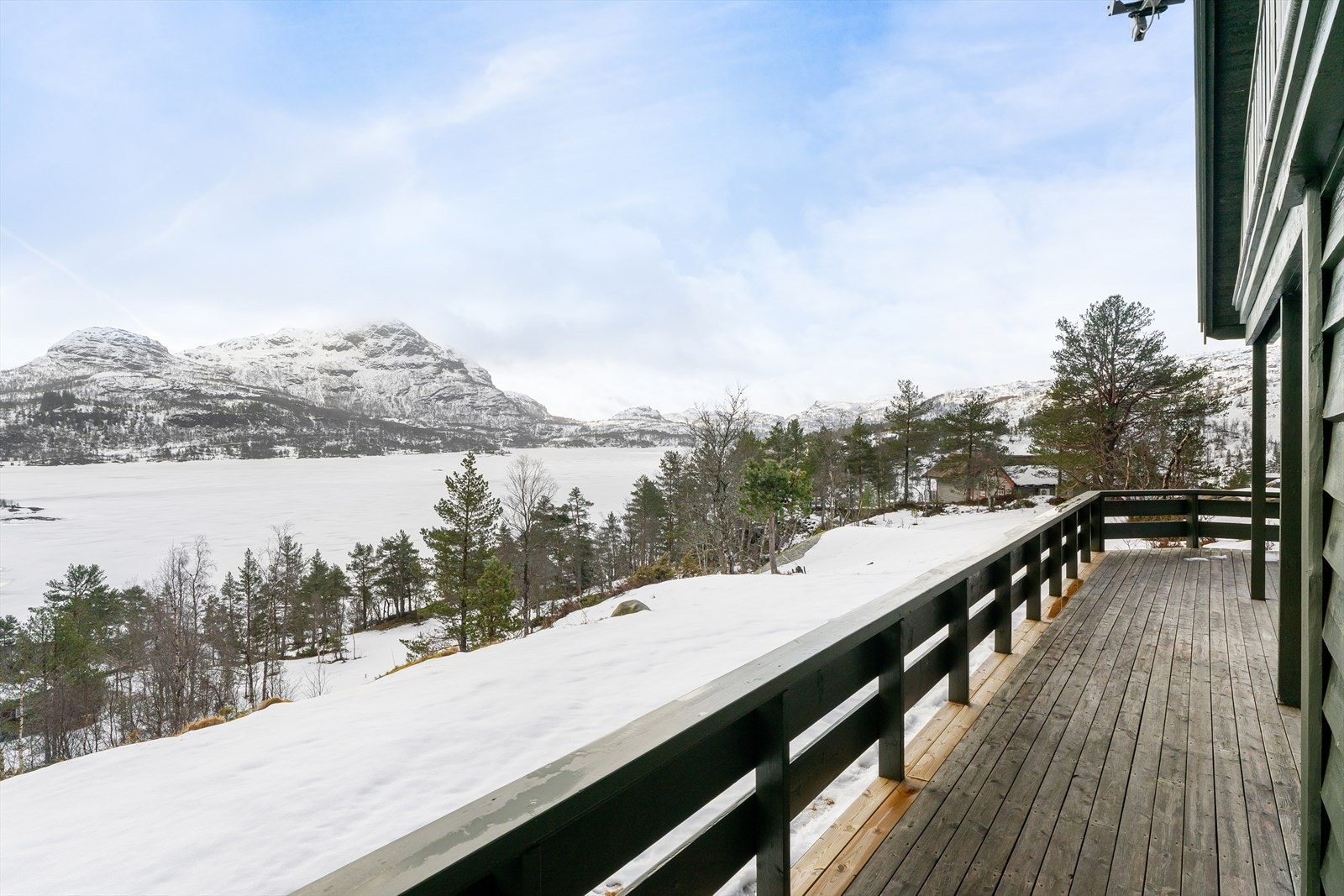 Velkommen til Gullingen og Osahaugvegen 78 - Flott hytte med idyllisk beliggenhet. Nær Mosvatnet. Utsikt og sol. Galleribilde