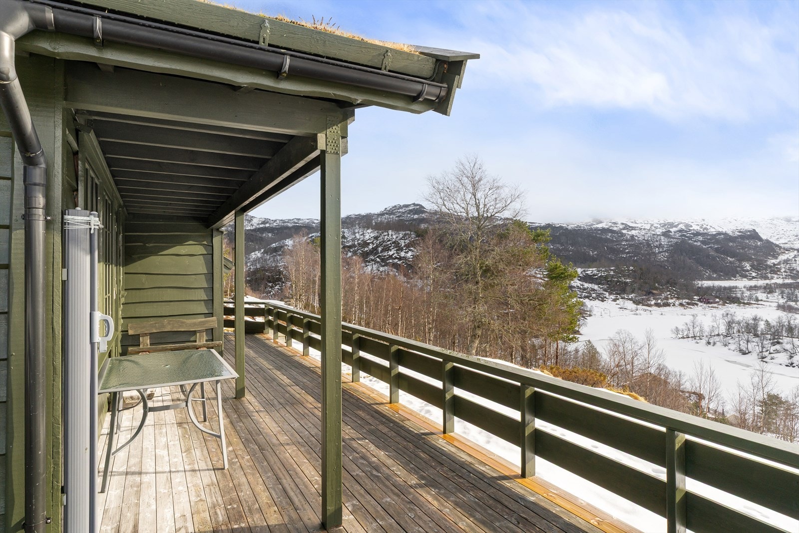 Flotte, avskjermede uteplasser midt i nydelig natur. Utsikt og sol. Galleribilde