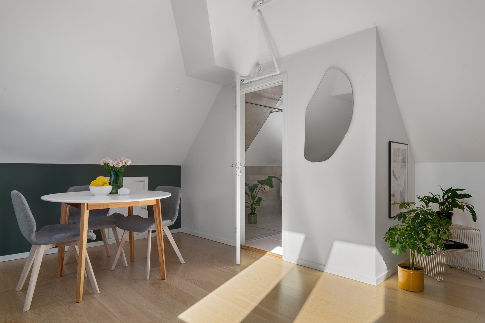 - Leiligheten holder generelt en god teknisk standard med balansert ventilasjon, moderne røropplegg (rør-i-rør-system) og elektrisk anlegg med automatsikringer - Galleribilde