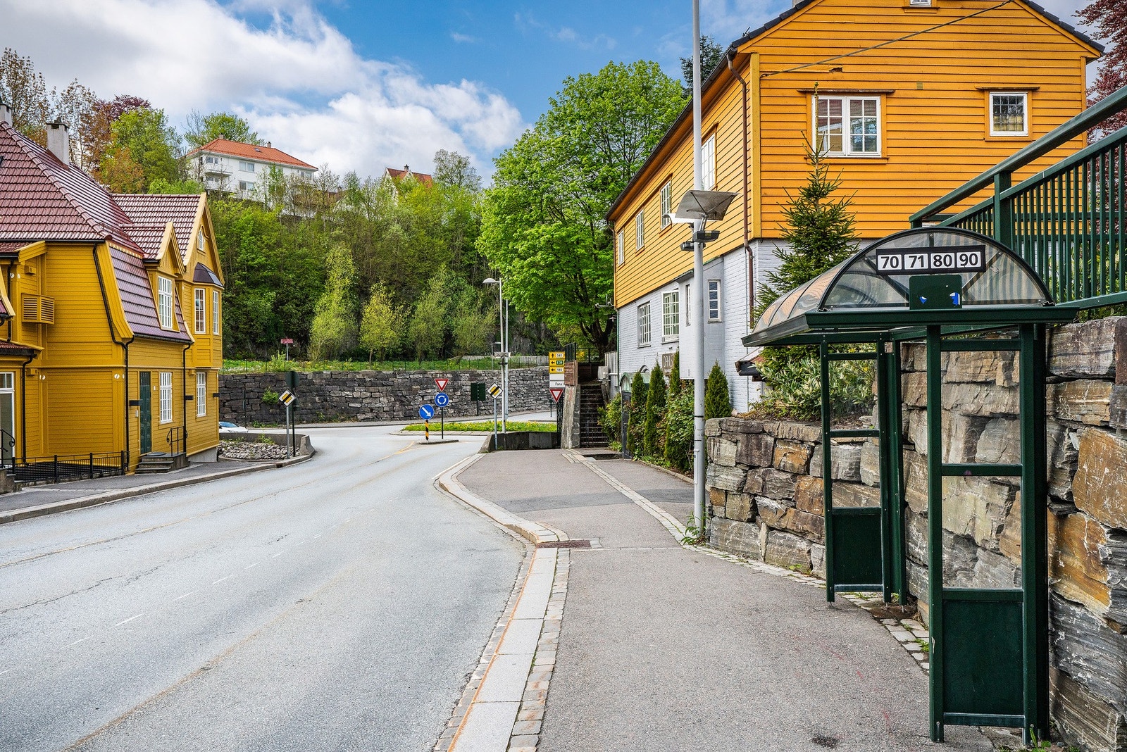 - Like utenfor finner du busstoppet Heradshuset - Galleribilde