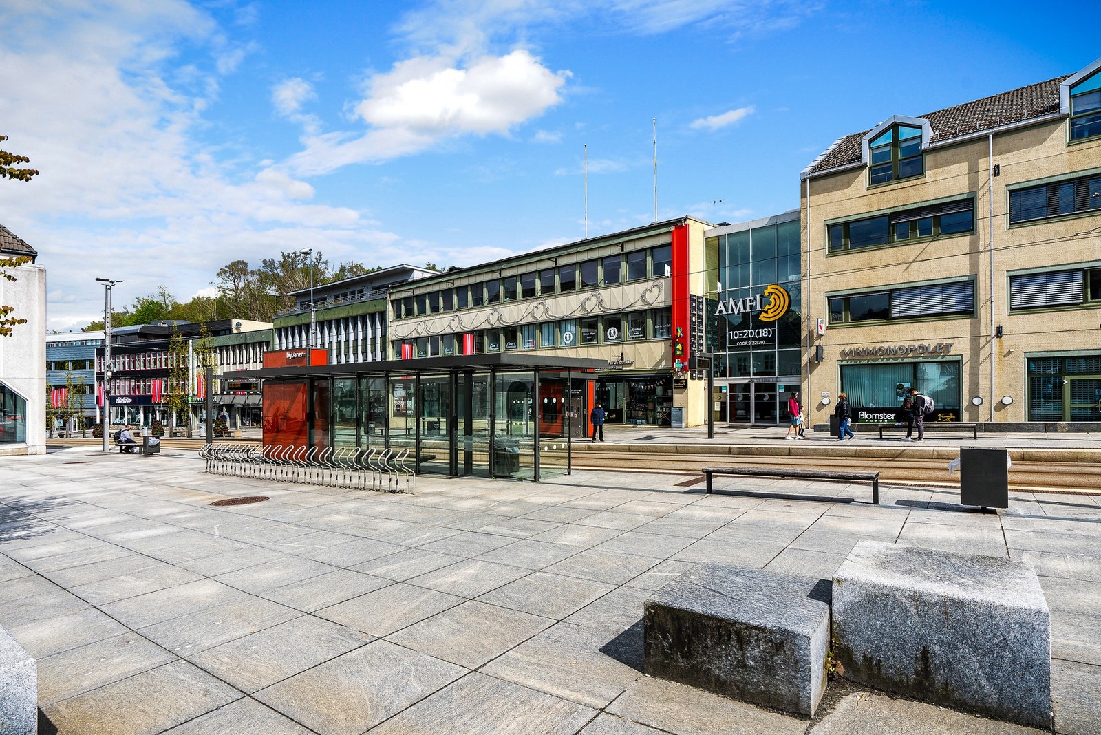 - Det tar kun ca. 2 minutter å gå til Nesttun gjennom trygge fortau hele veien. Her er det bybaestopp og kjøpsenter - Galleribilde