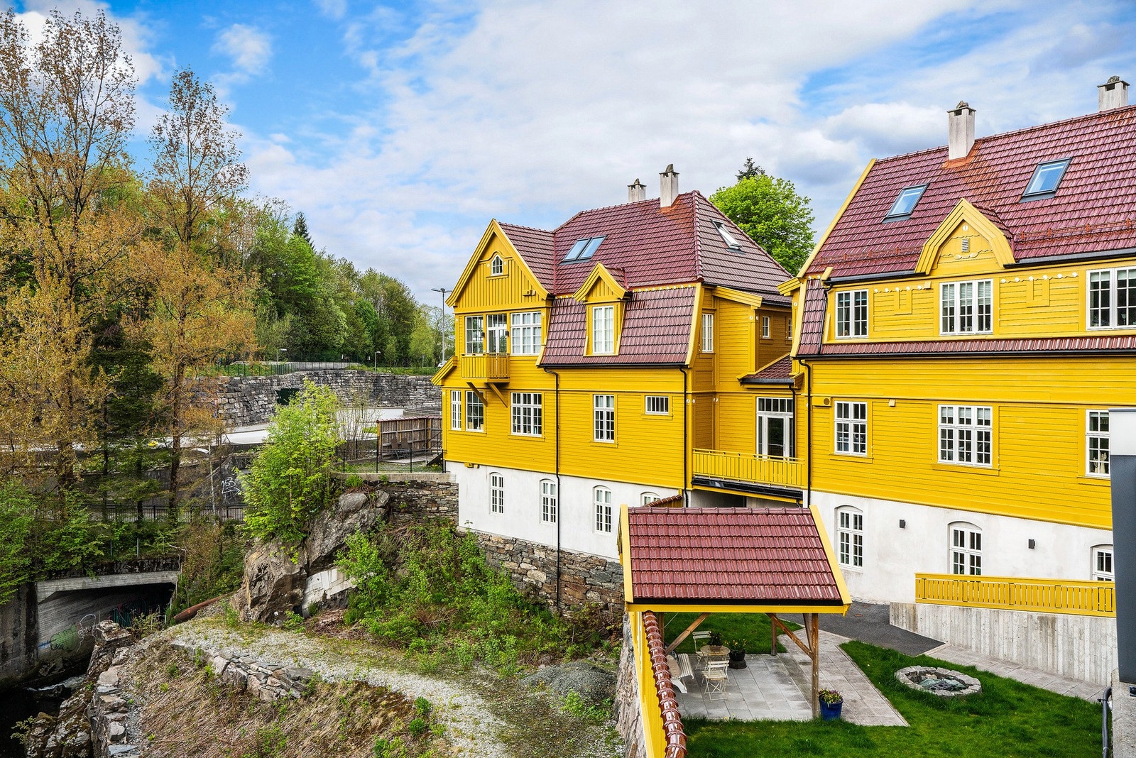 - Her har man tilgang til et flott og solrikt felles hageområde som ifølge selger er lite brukt og dermed ofte tilgjengelig - Galleribilde