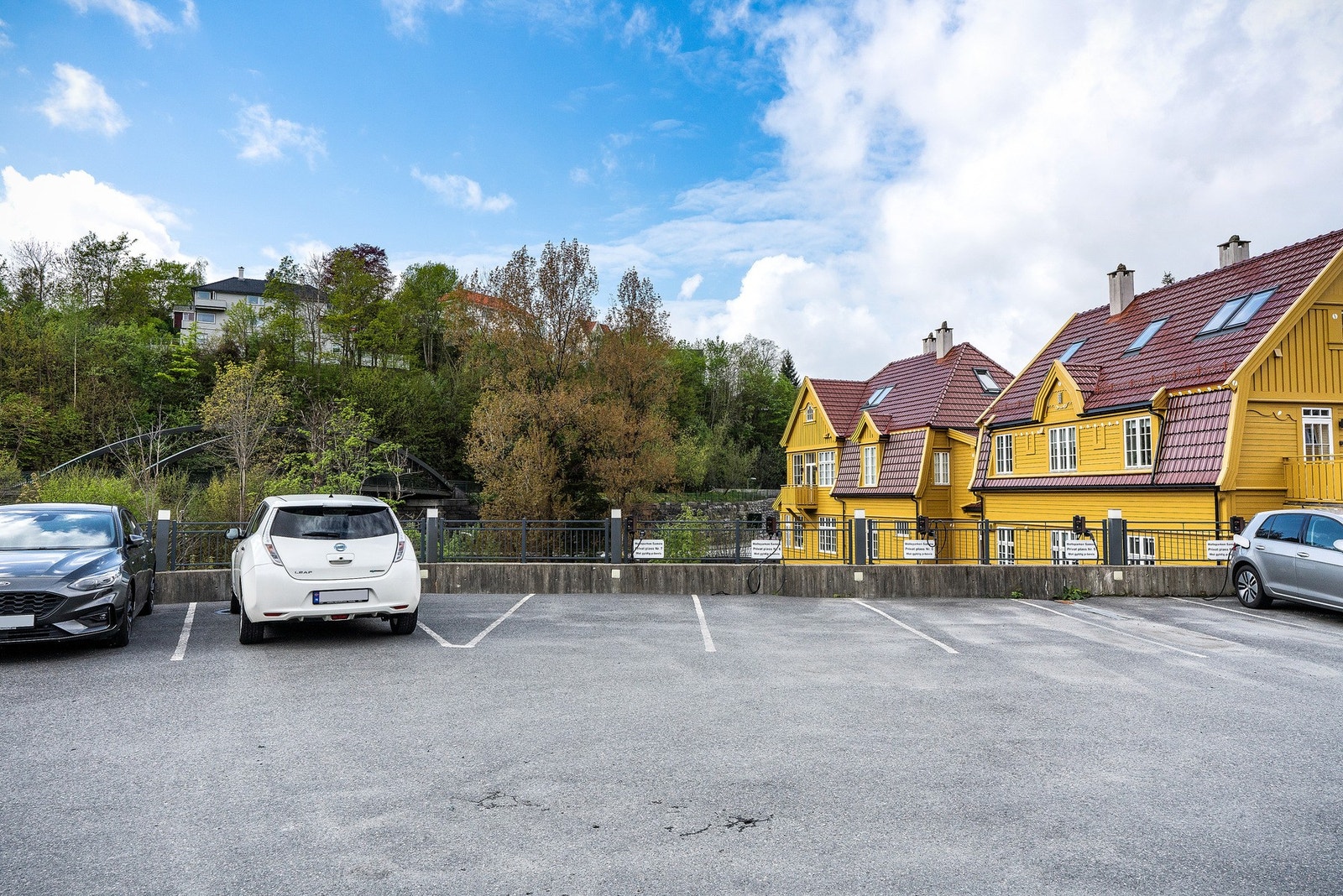 - I tillegg disponerer leiligheten egen privat parkeringsplass med elbillader, samt gjesteparkering for besøkende - Galleribilde
