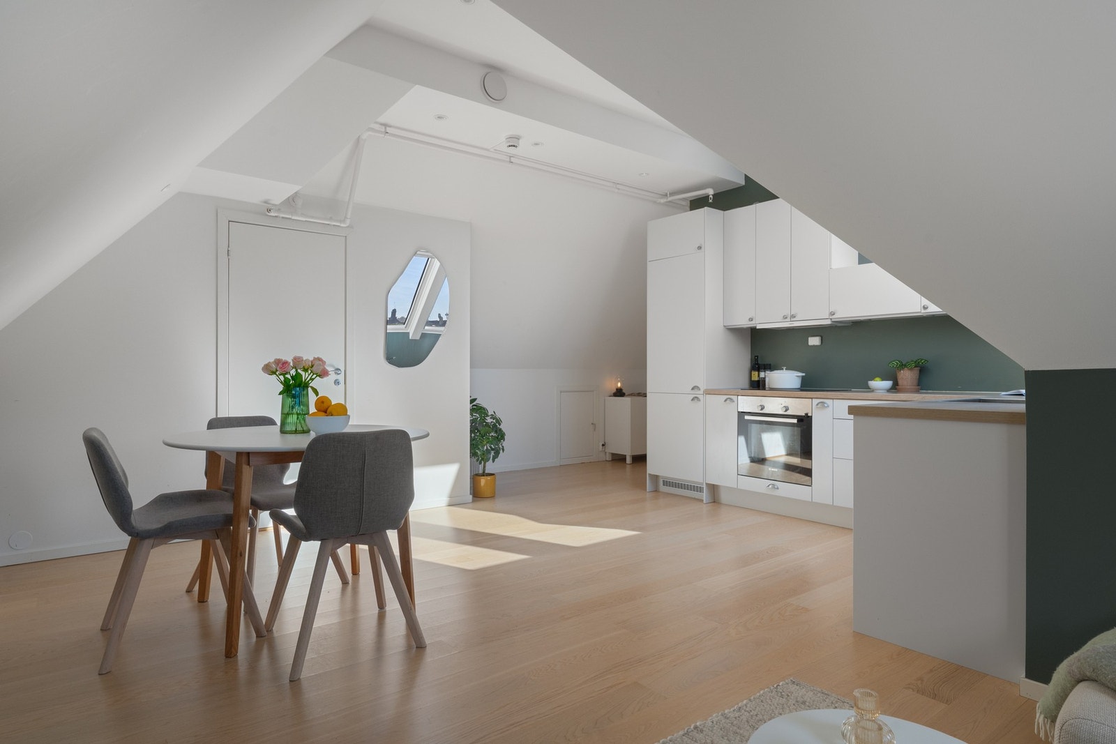 - Hjertet i leiligheten er den åpne stue- og kjøkkenløsningen på hele 23 m² - Galleribilde