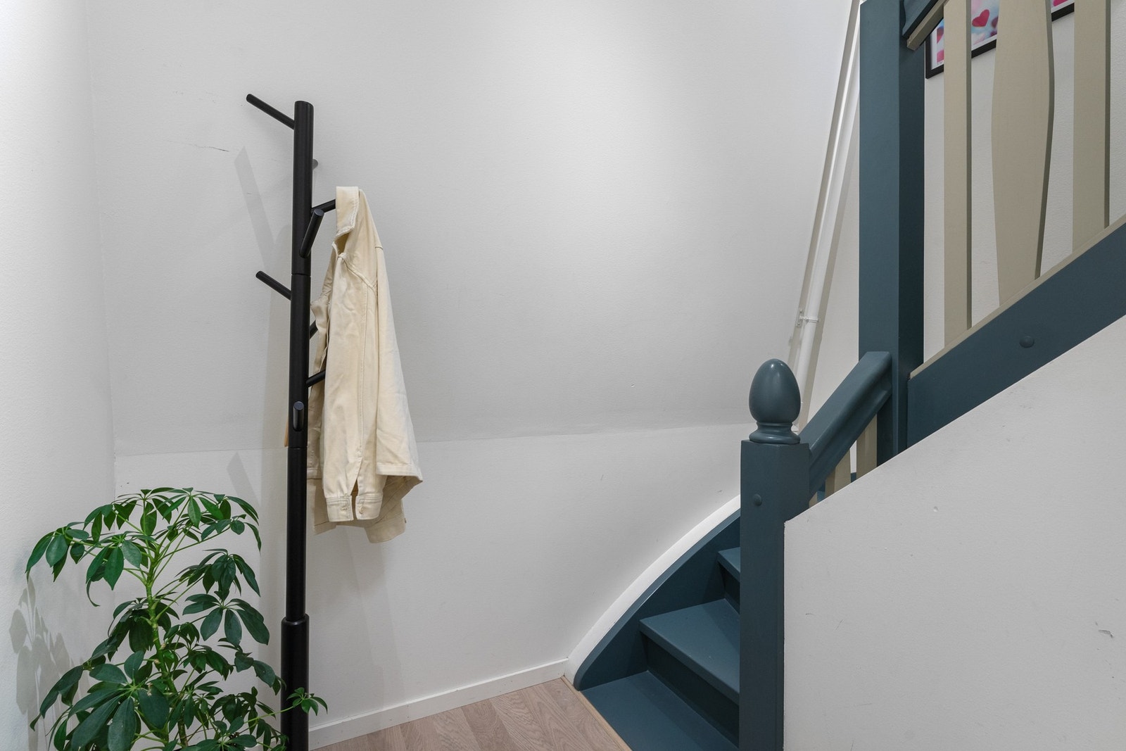 - Leiligheten har en hyggelig entré med plass til oppheng - Galleribilde
