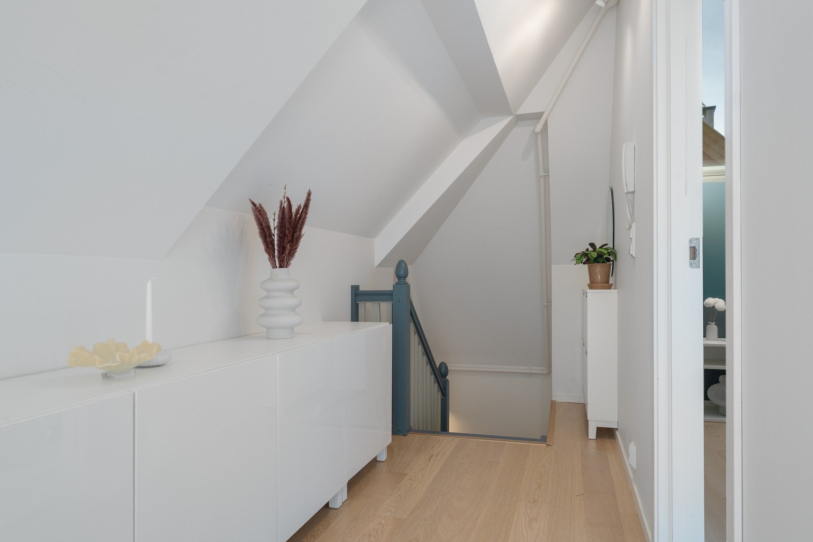 - Gangen gir gode oppbevaringsmuligheter - Galleribilde