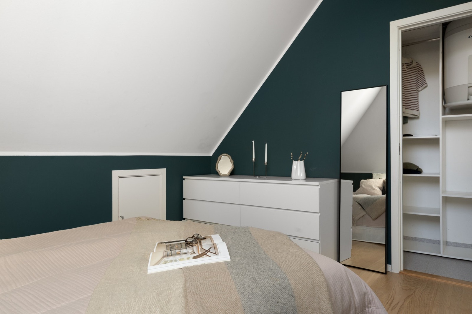 - Fra soverommet er det inngang til teknisk rom som i dag brukes som praktisk walk-in garderobe - Galleribilde