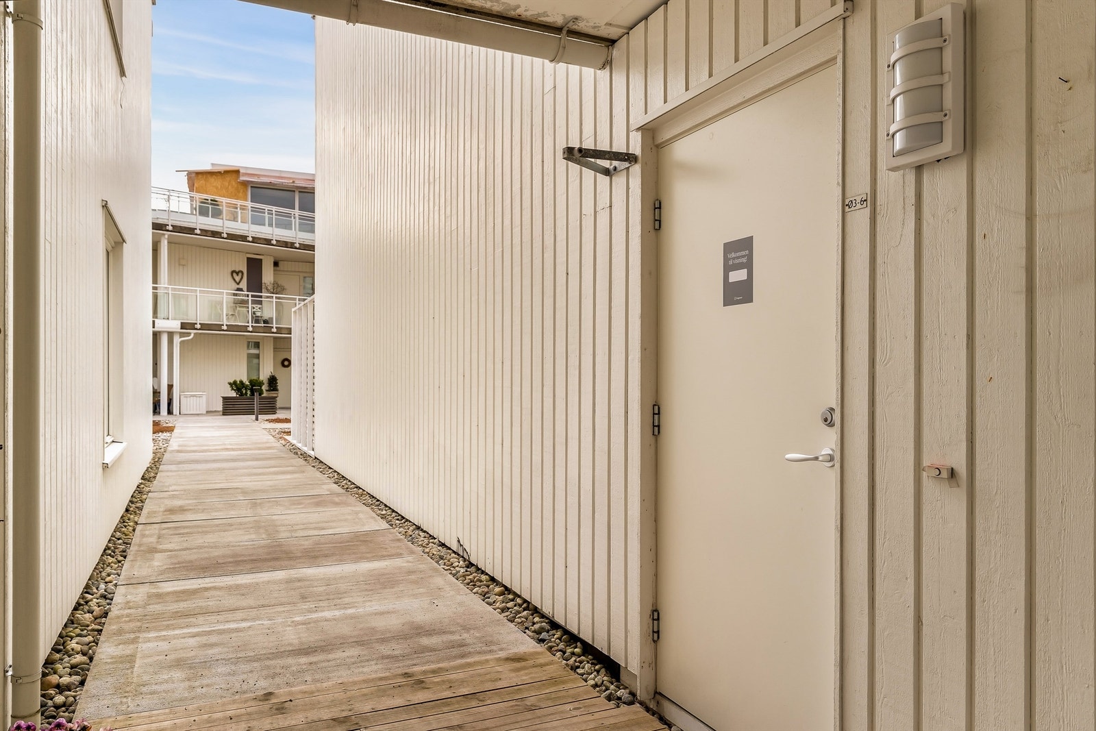 Inngangen til leiligheten ligger på siden av leiligheten. Galleribilde