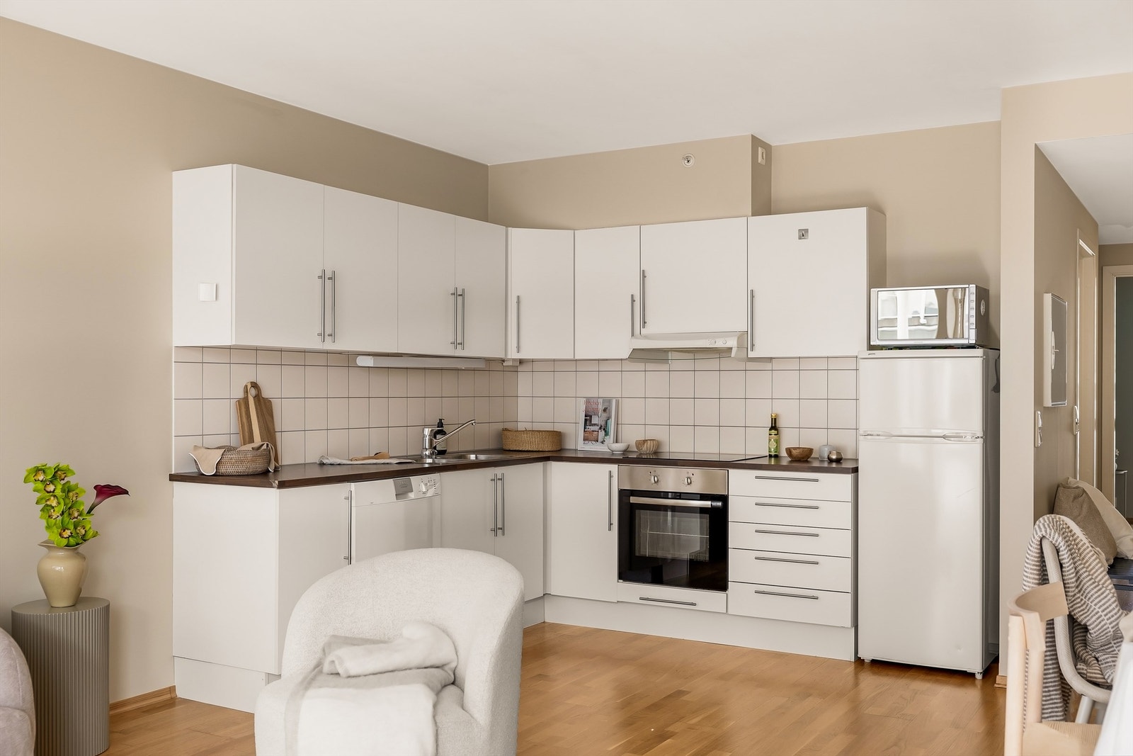 Hvitevarer medfølger leiligheten ( kjøleskap, oppvaskmaskin, komfyr/platetopp ) Galleribilde