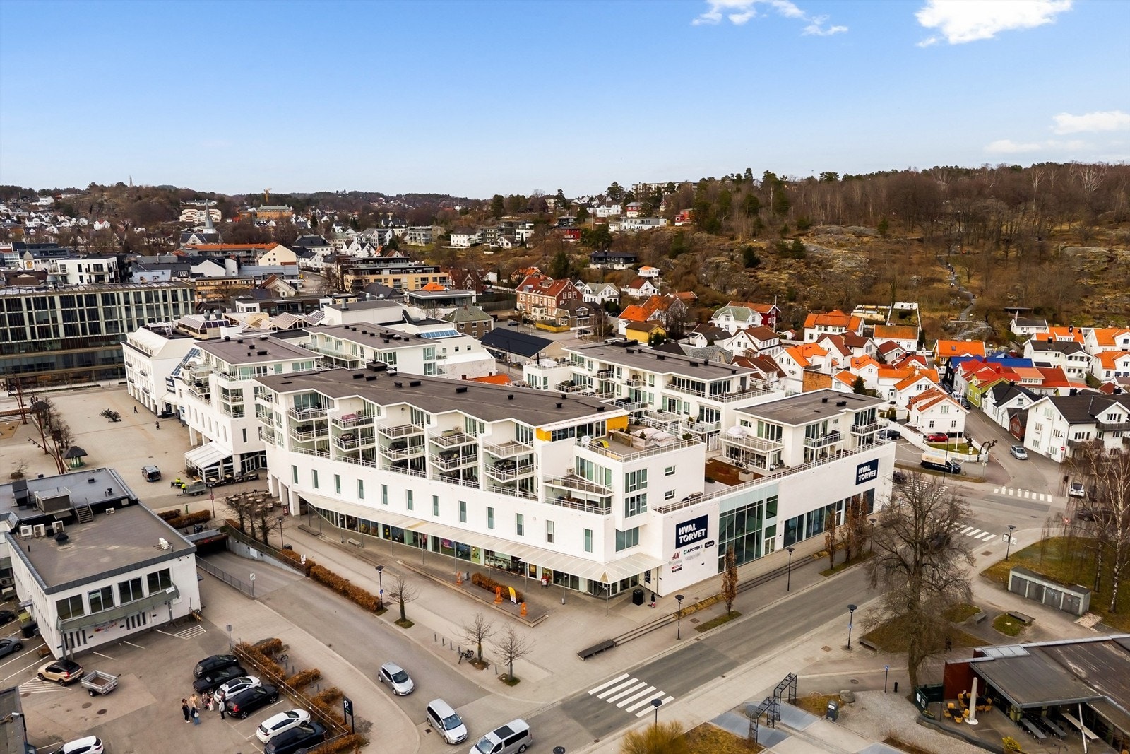 Leiligheten ligger oppå Hvaltorvet senter, så her har du kort vei til nesten alt du trenger i hverdagen! Galleribilde
