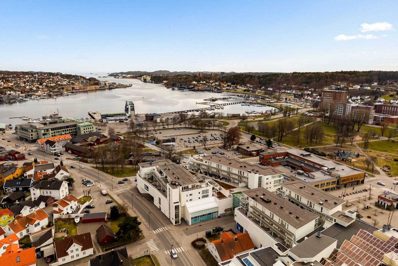 Med denne leiligheten på Torget har du hele Sandefjord sentrum rett utenfor døren. Galleribilde
