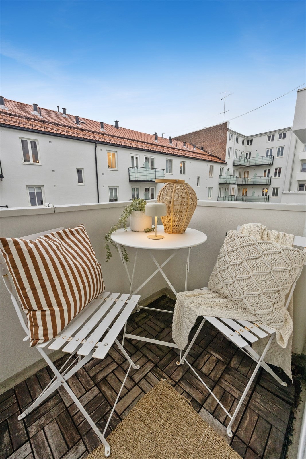 Begge balkongene har tremmergulv og plass til sittegruppe. Galleribilde