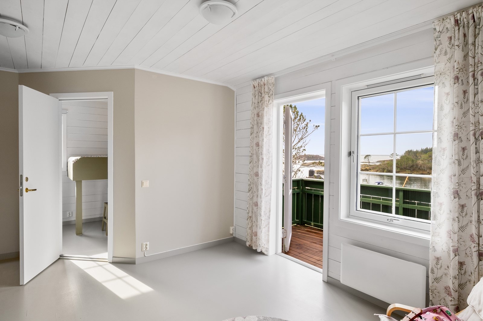 Fra loftsstuen er det utgang til sør-vestvendt balkong på 5,3 m². Galleribilde