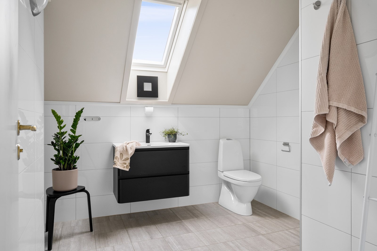 Stort og innbydende bad renovert i 2022. Badet har keramiske fliser på gulv og vegger og malte flater i himling. Galleribilde