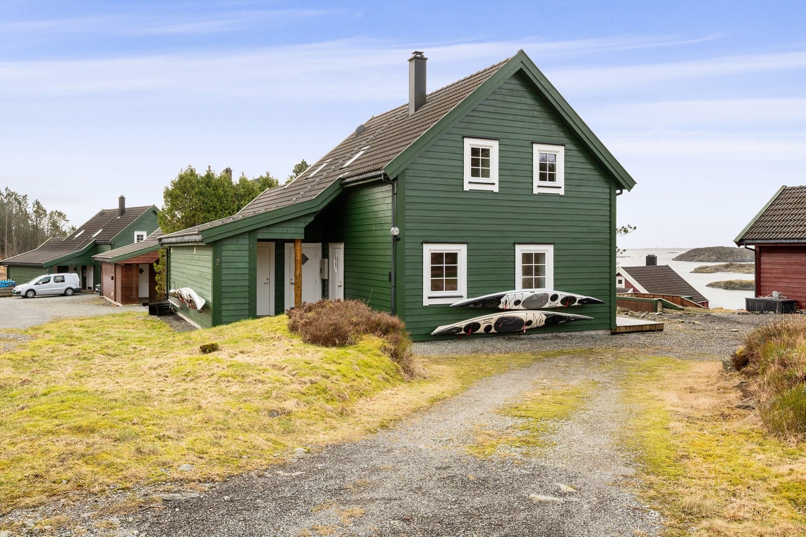 Kvalheimsneset ligger nordvest i Alver kommune. En lun og trygg vik, men utenfor ligger fjord, utallige holmer og skjær og storhavet. Galleribilde