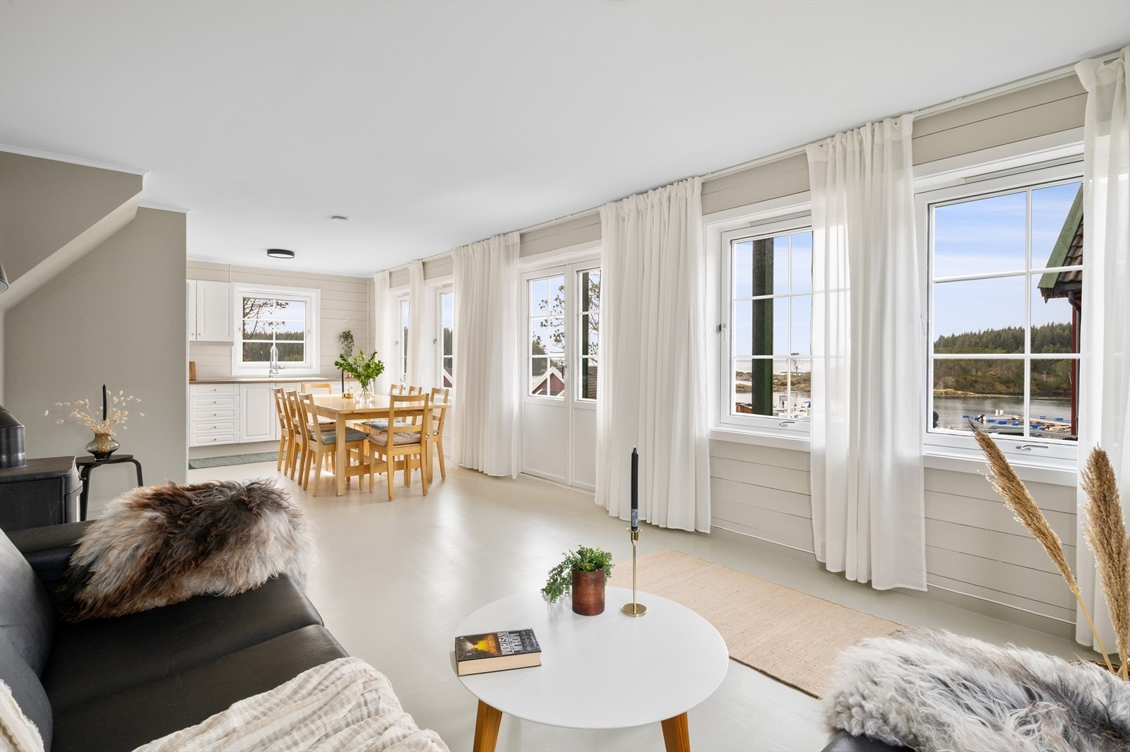 Stuen er svært romslig og har et fantastisk lysinnslipp inn de mange store vinduene. Galleribilde