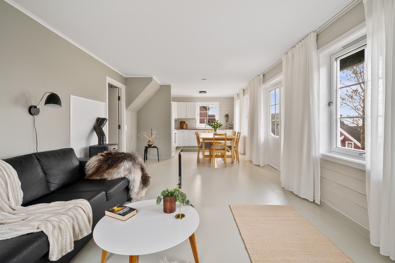 Overflatene er holdt i lyse og moderne fargevalg som skaper en lun og god atmosfære. Galleribilde