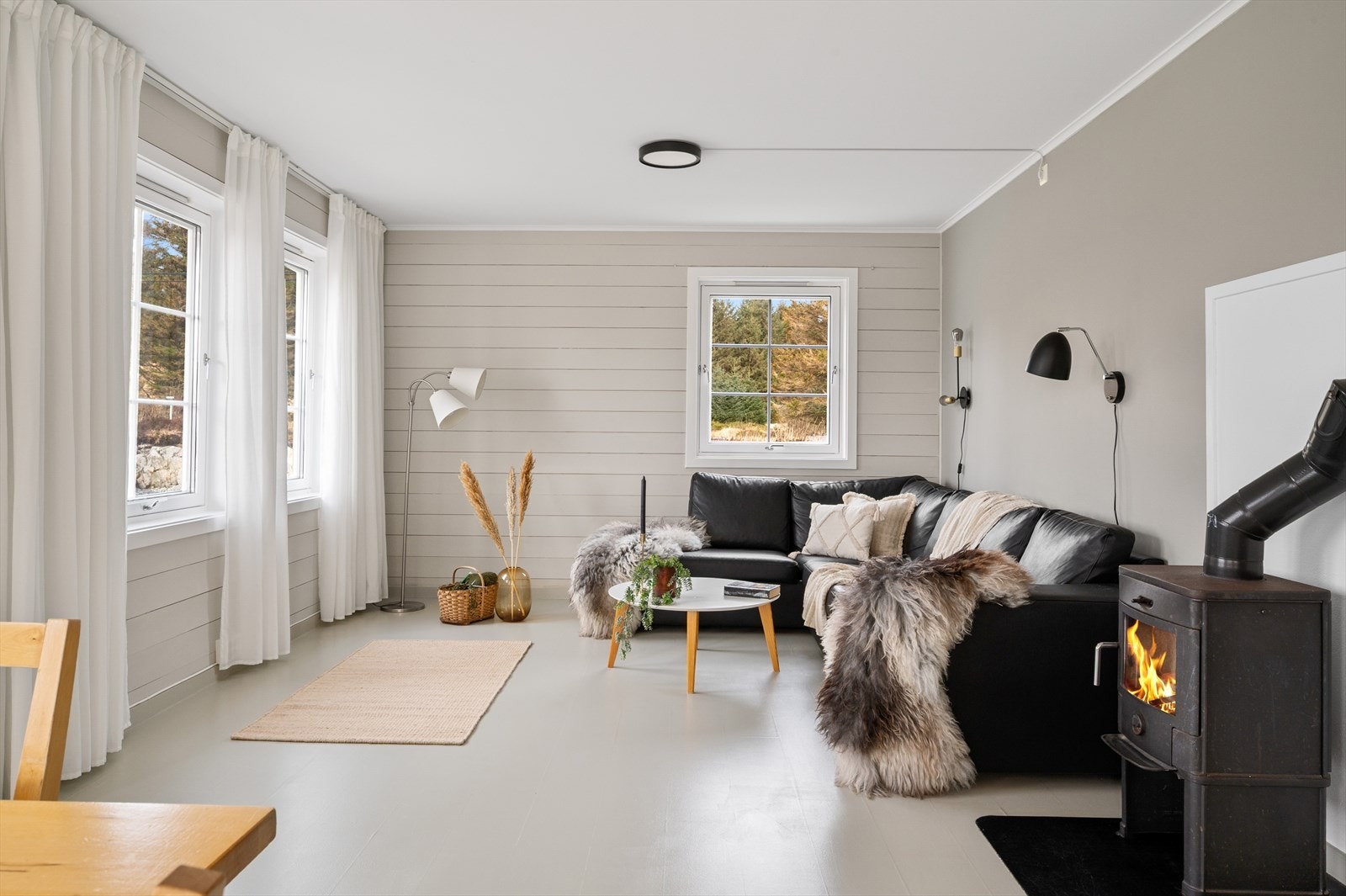 Det er god plass til en stor og inkluderende sofakrok eller annet ønsket møblement. Galleribilde