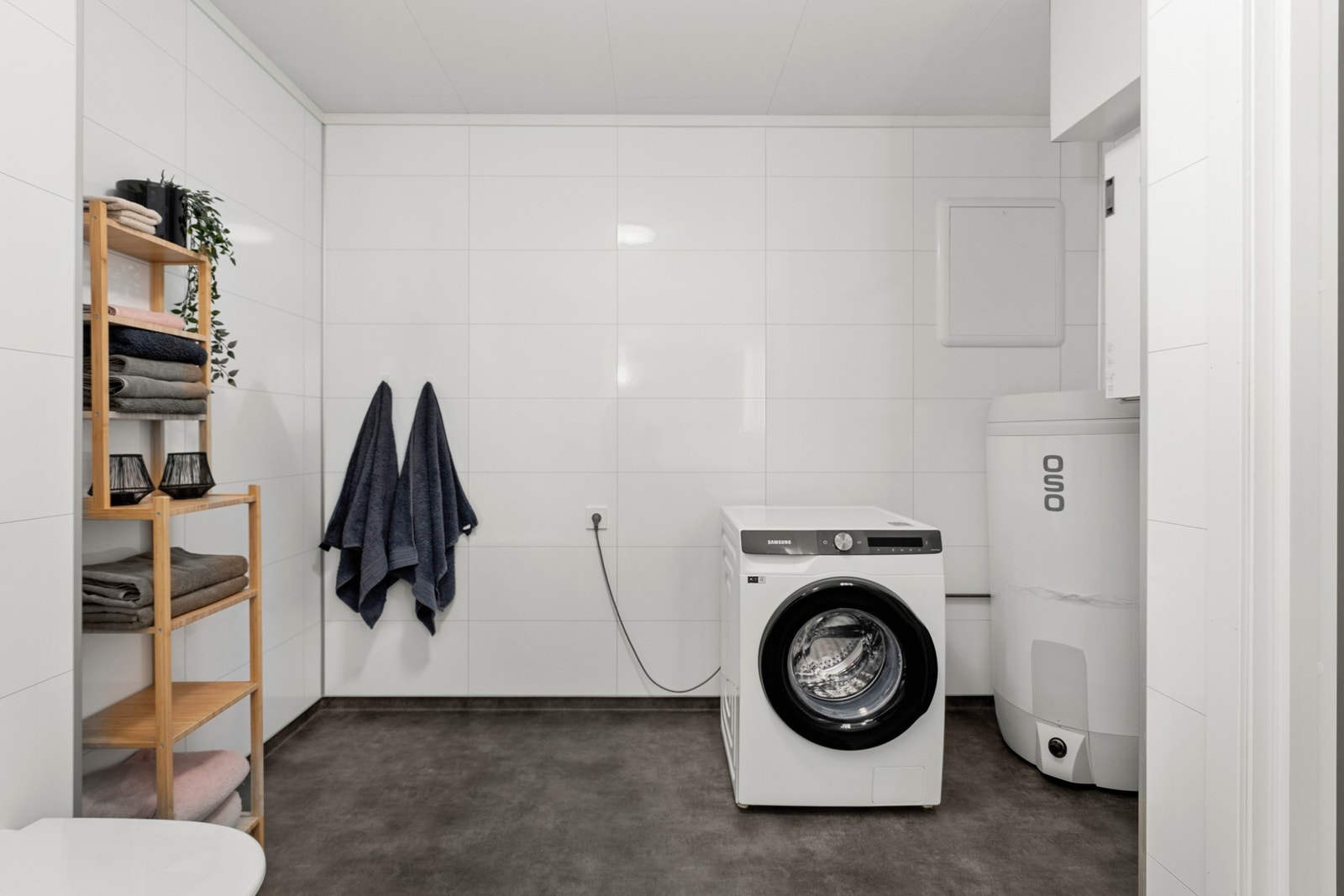 Stort og romslig bad med plass til vaskemaskin uten at det føles trangt. Galleribilde