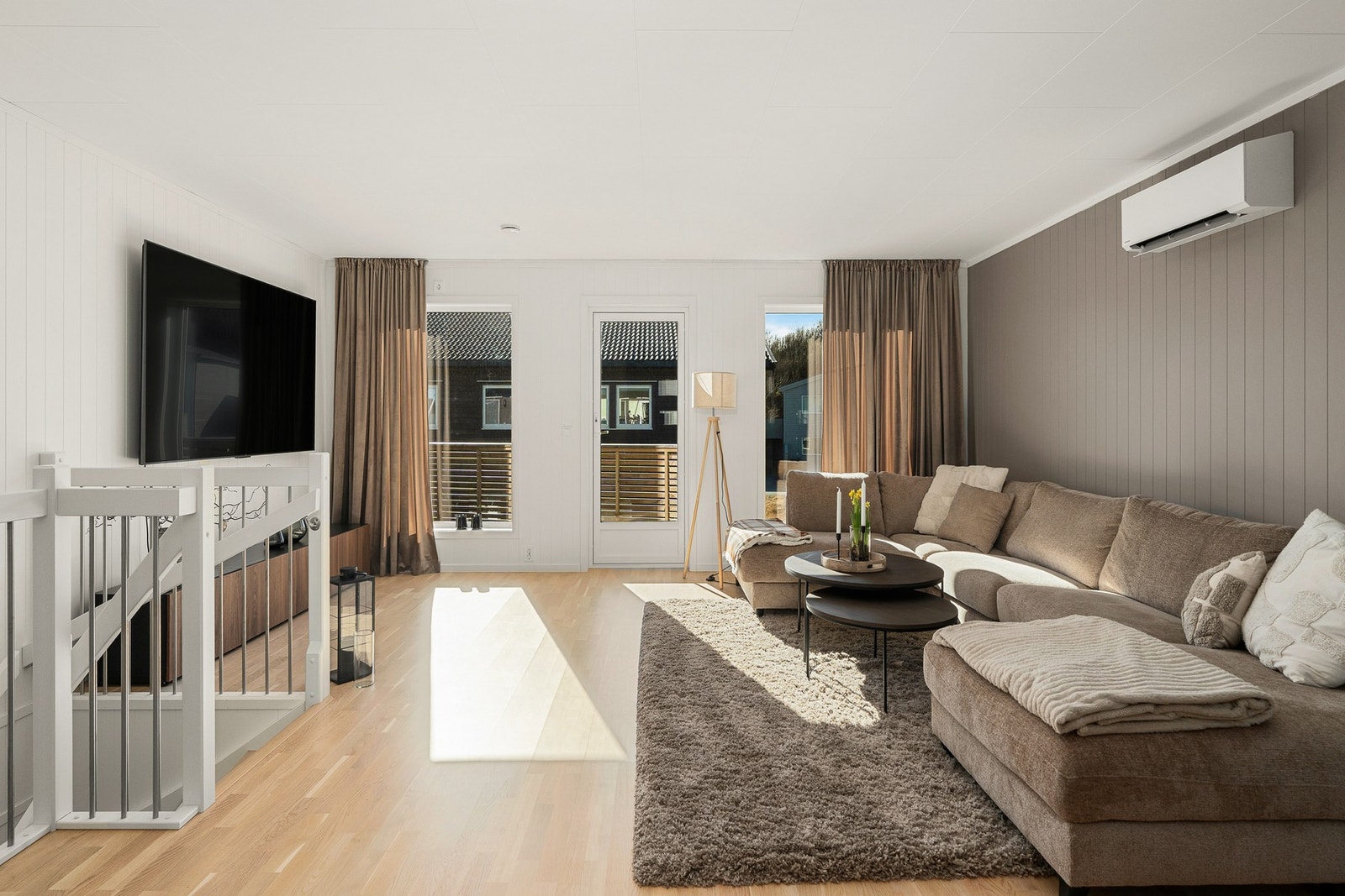 Store vindusflater gir godt med naturlig lys inn i rommet. Galleribilde